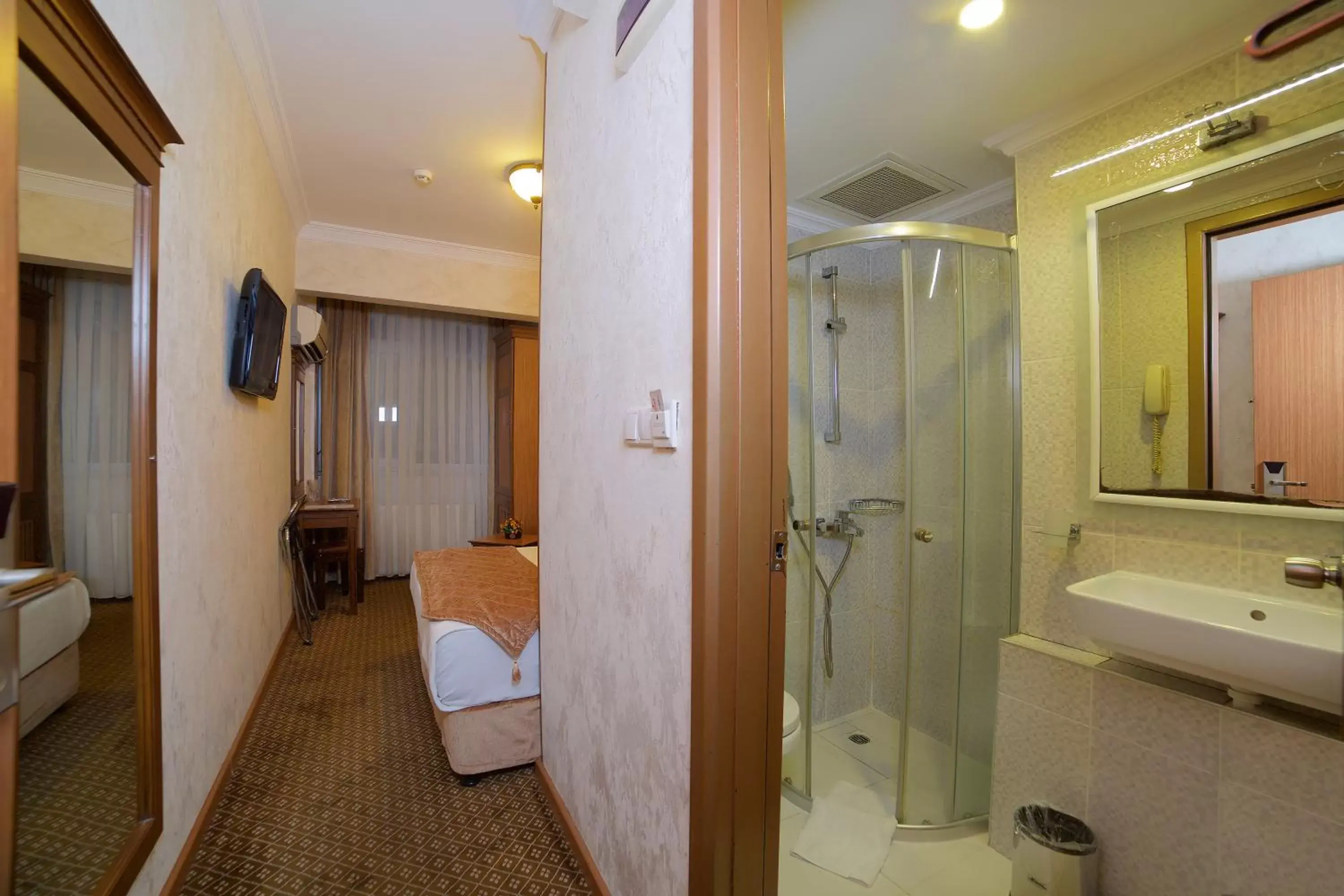 Single Room in Grand Unal Hotel
