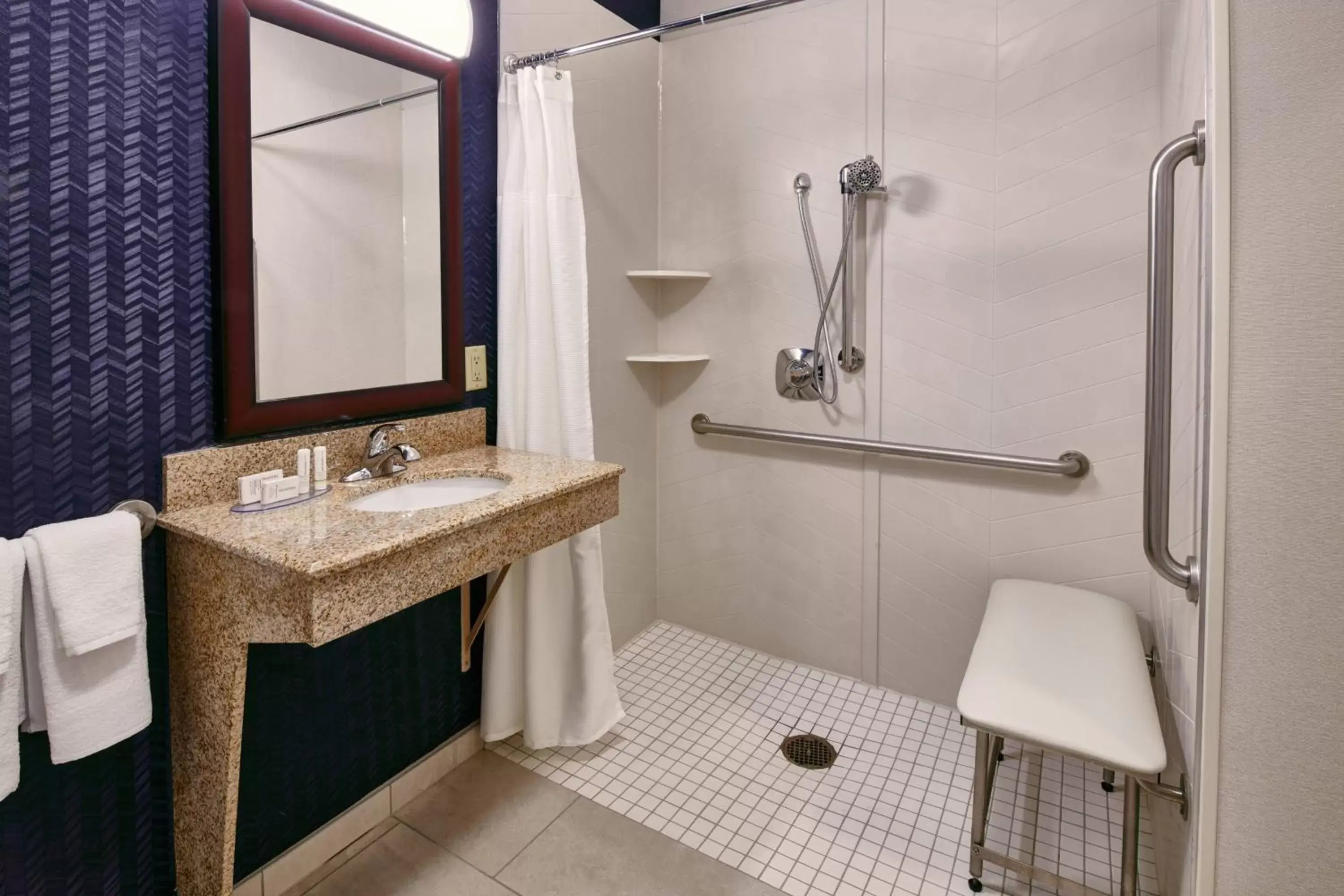 Bathroom in Fairfield Inn & Suites Detroit Livonia
