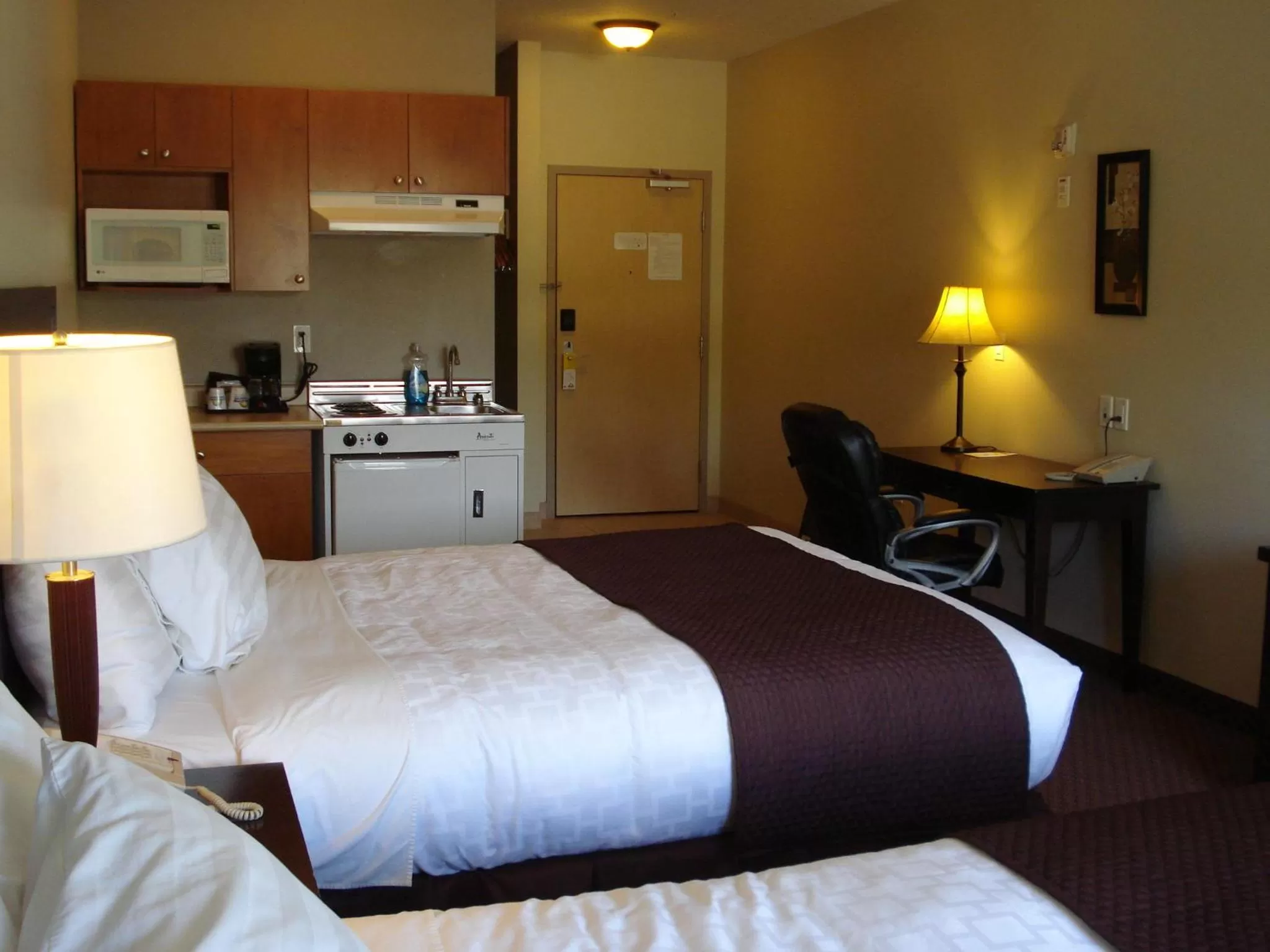 Kitchen or kitchenette, Bed in Days Inn by Wyndham Chetwynd