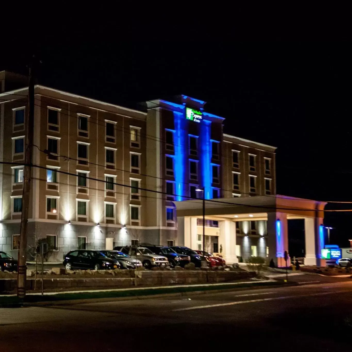 Property Building in Holiday Inn Express & Suites Peekskill-Lower Hudson Valley, an IHG Hotel