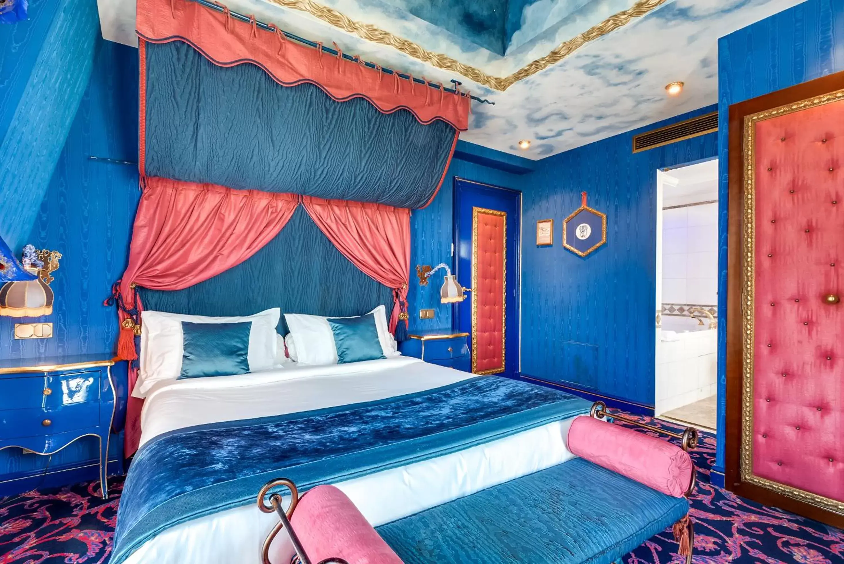 Bed in Villa Royale