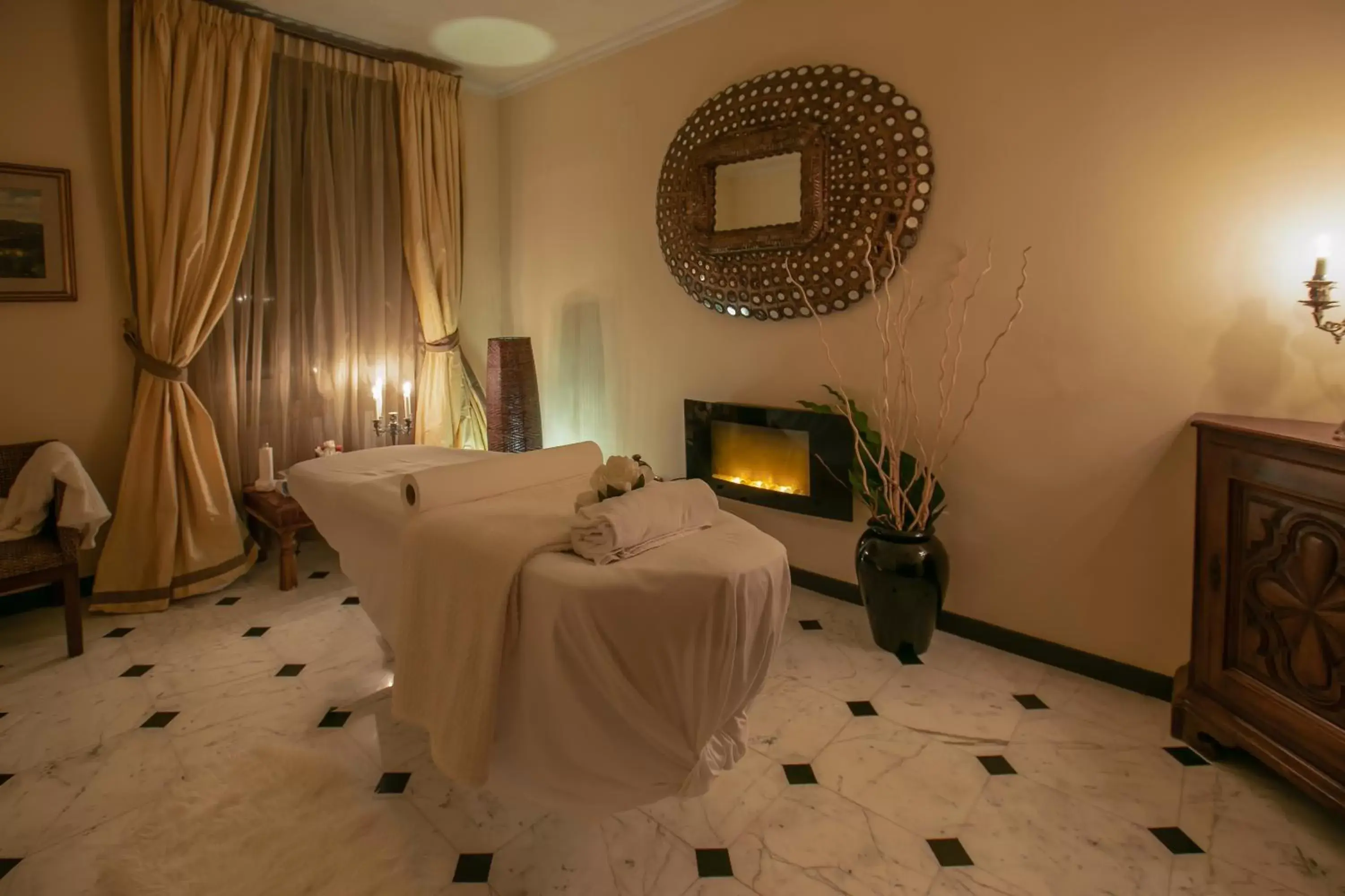 Massage, Seating Area in Hotel Jolanda