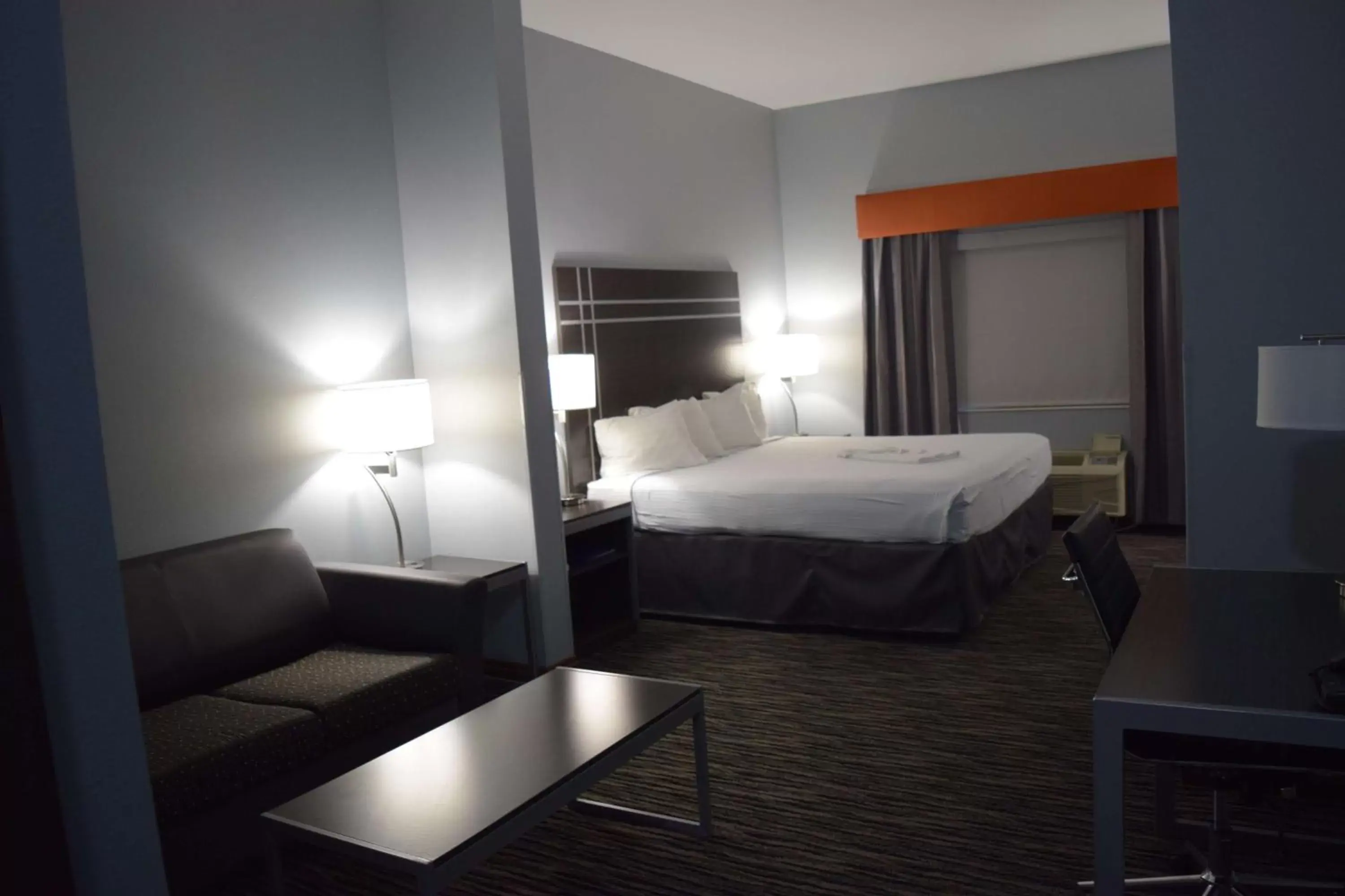 Photo of the whole room, Bed in Best Western Elkhart Inn & Suites
