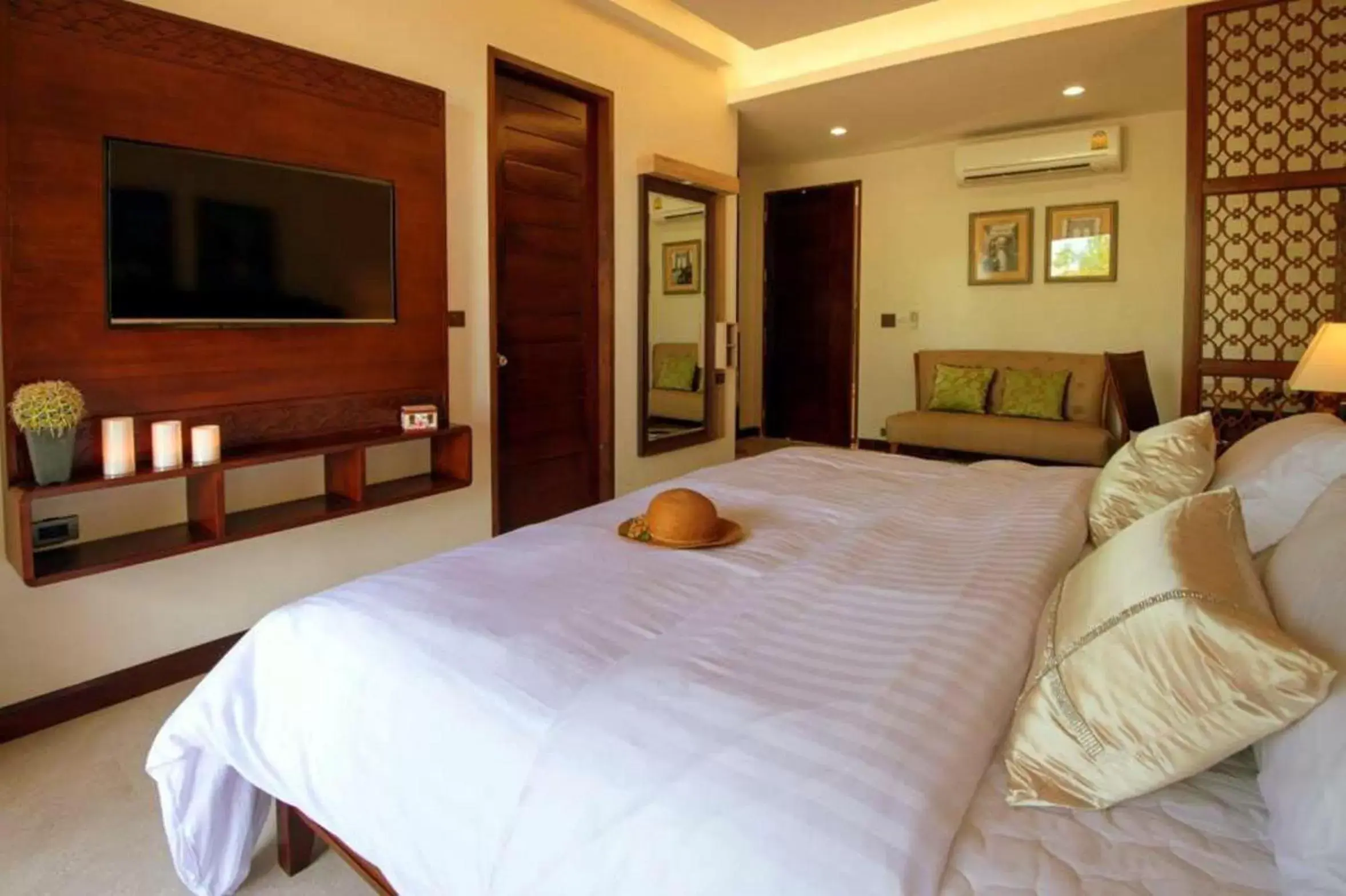 Staff, Bed in Rimnaam Klangchan Hotel - SHA Plus