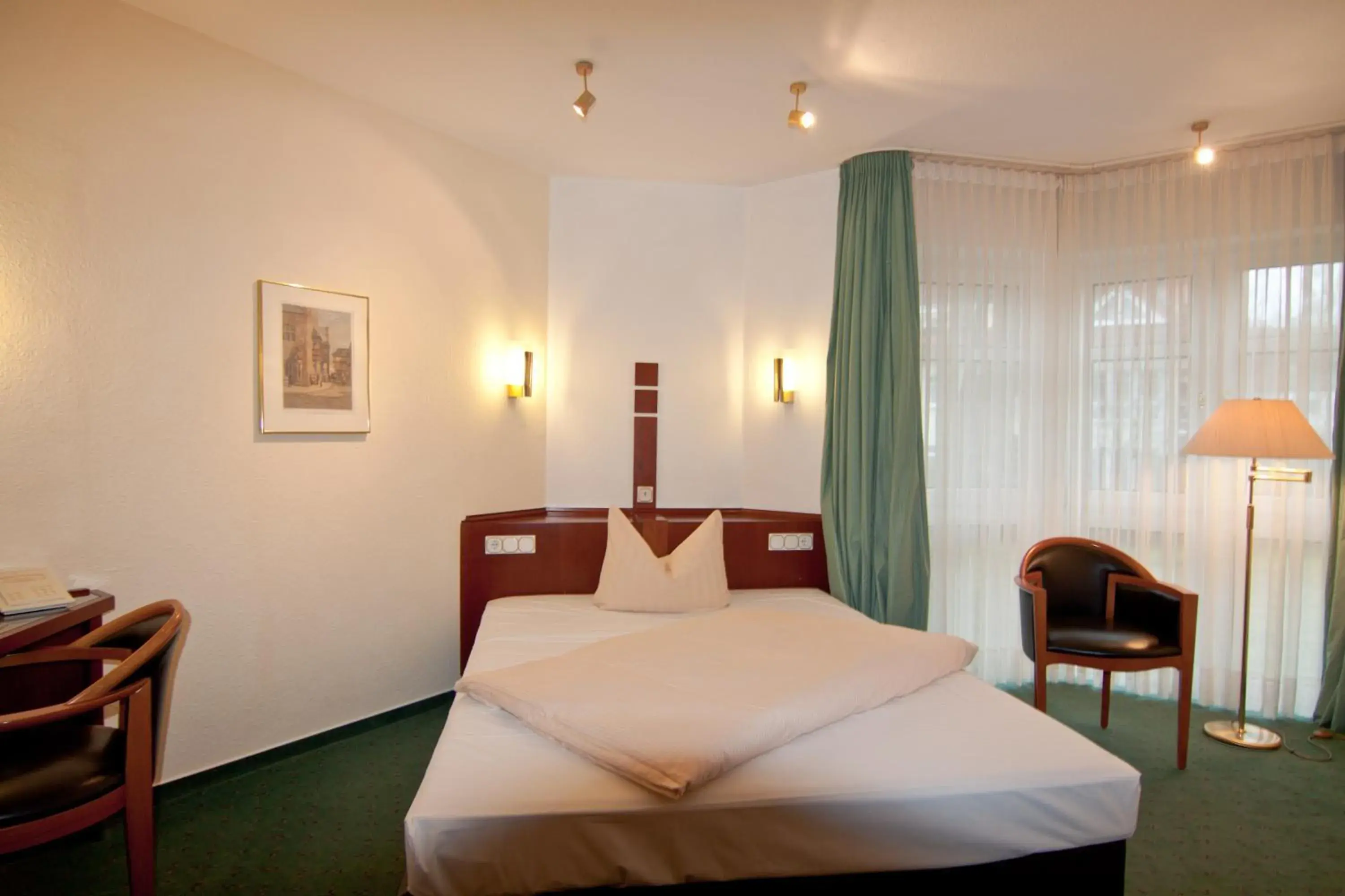 Photo of the whole room, Bed in Parkhotel Unter den Linden