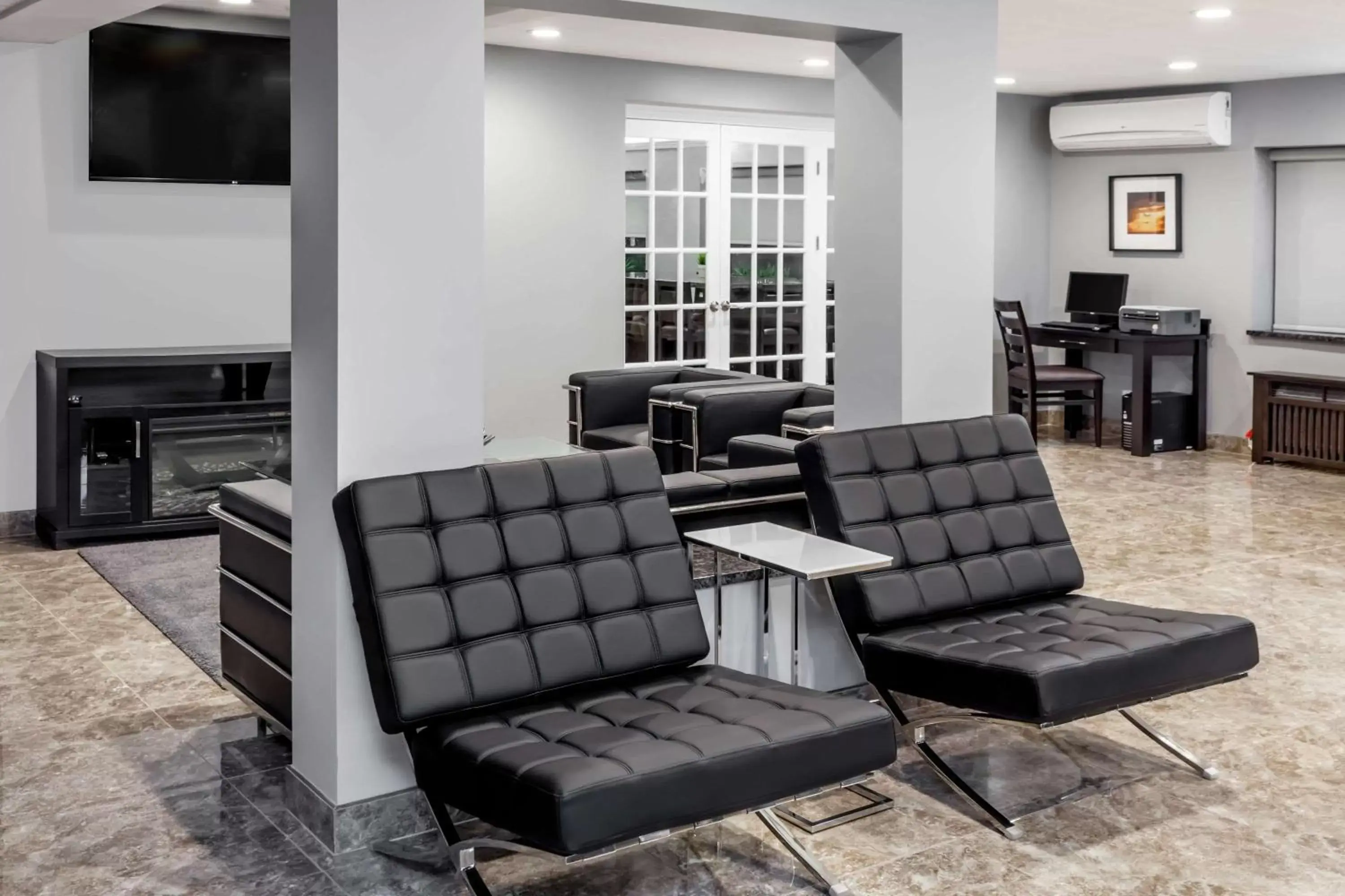 Lobby or reception, Seating Area in Baymont by Wyndham Glenview