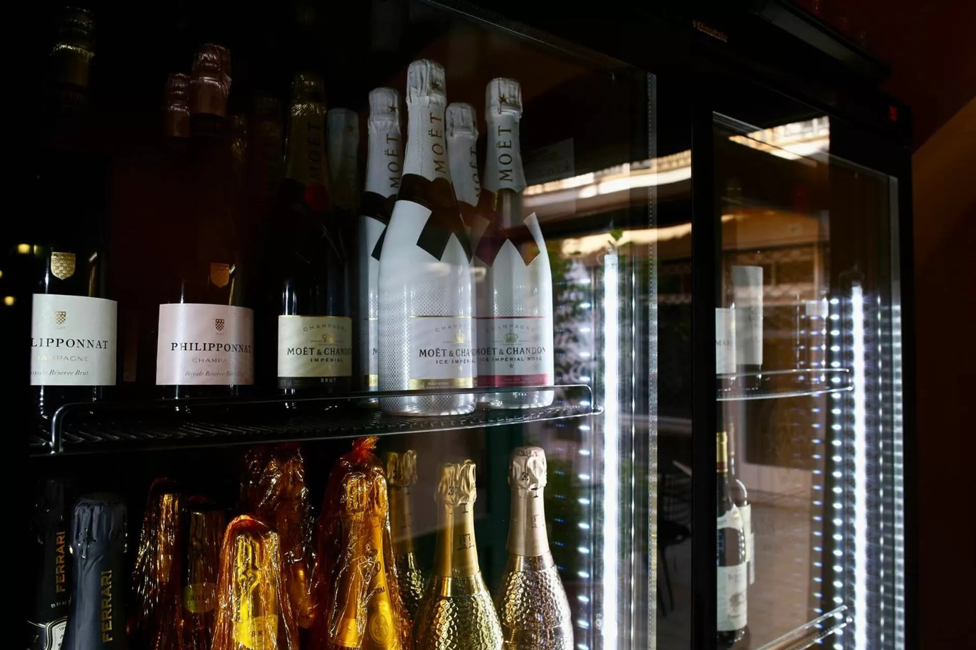 Restaurant/places to eat in Madama Residence