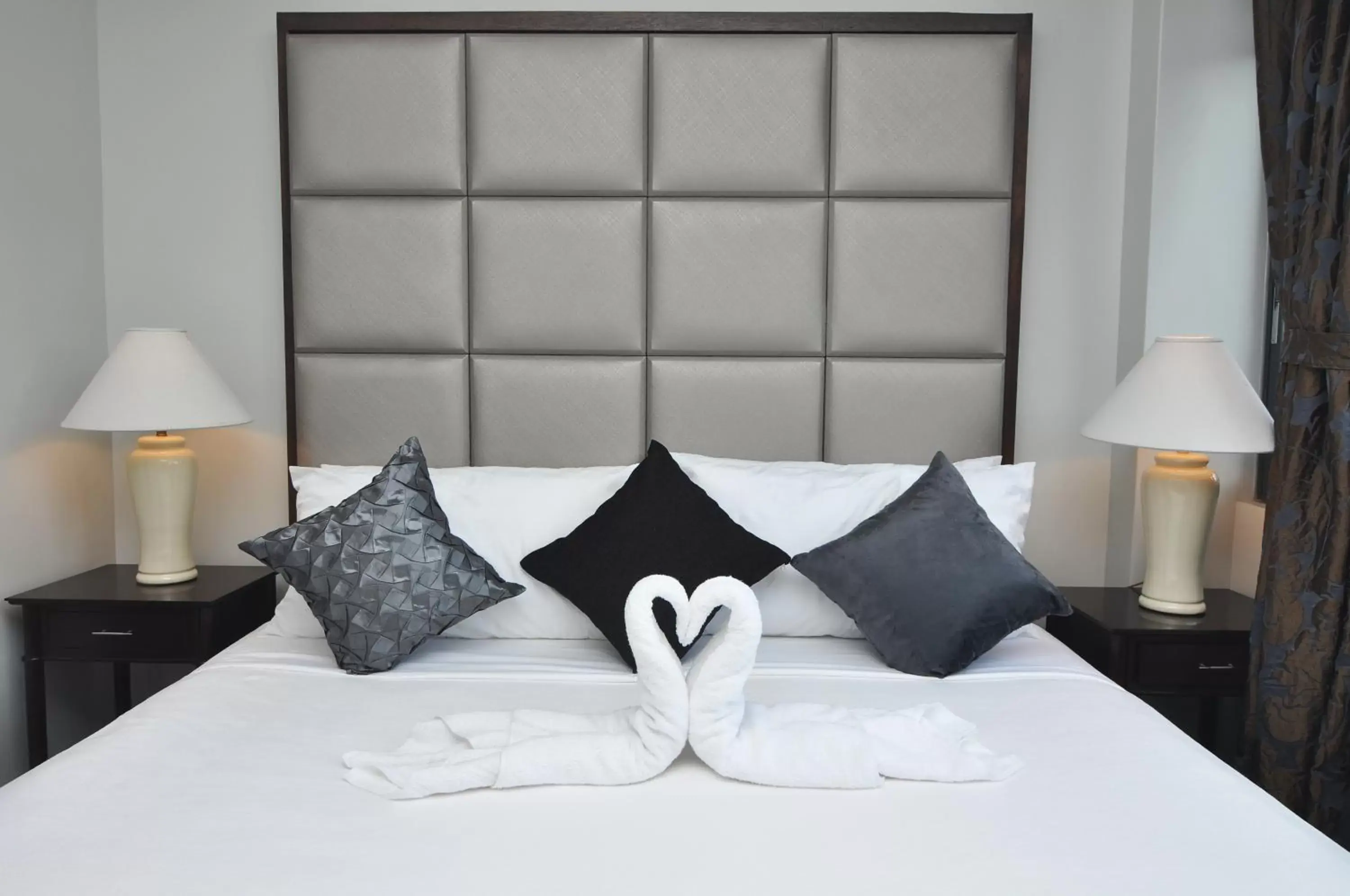 Bedroom, Bed in 717 Cesar Place Hotel Bedroom, Bed in 717 Cesar Place Hotel