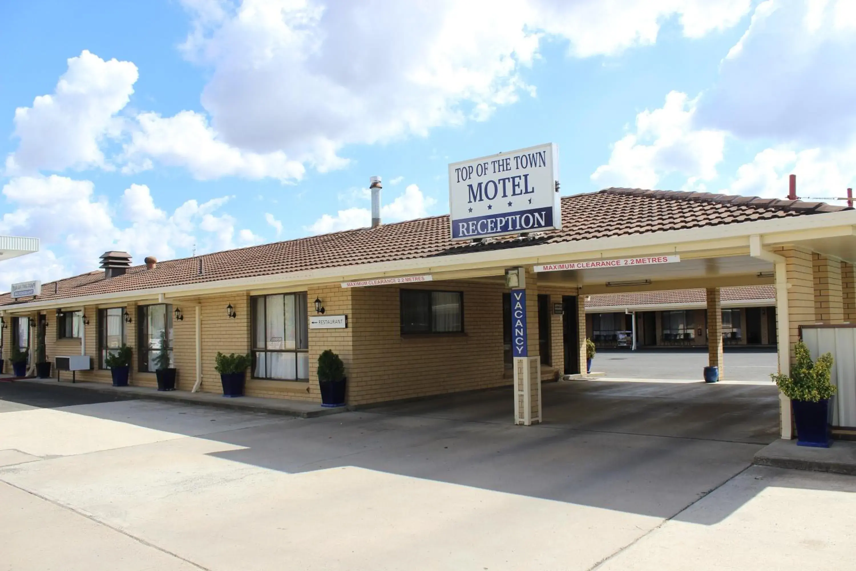 Facade/entrance, Property Building in Top of the Town Motel
