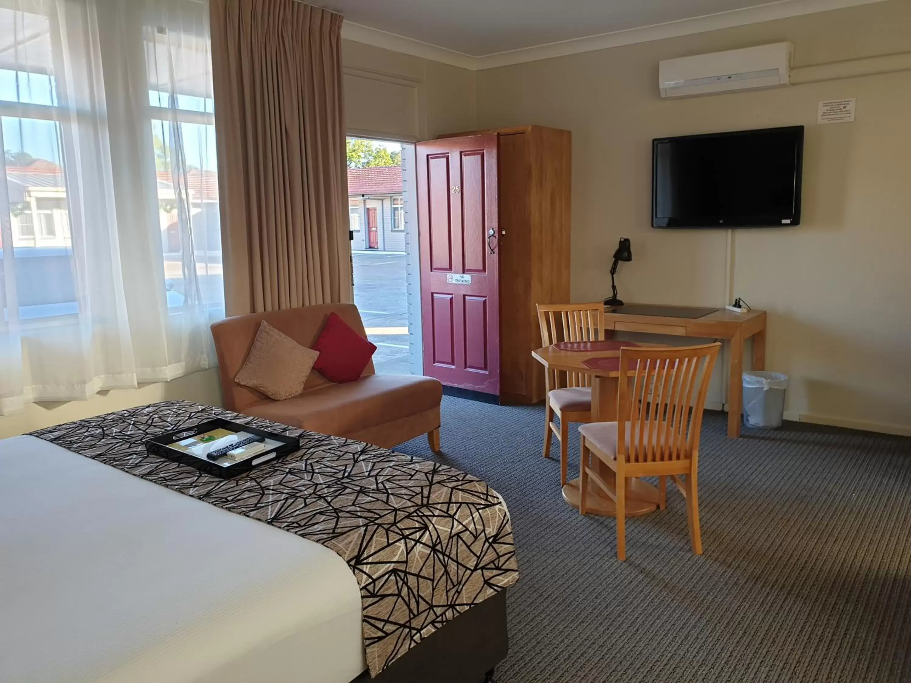 Bedroom, TV/Entertainment Center in Best Western Endeavour Motel