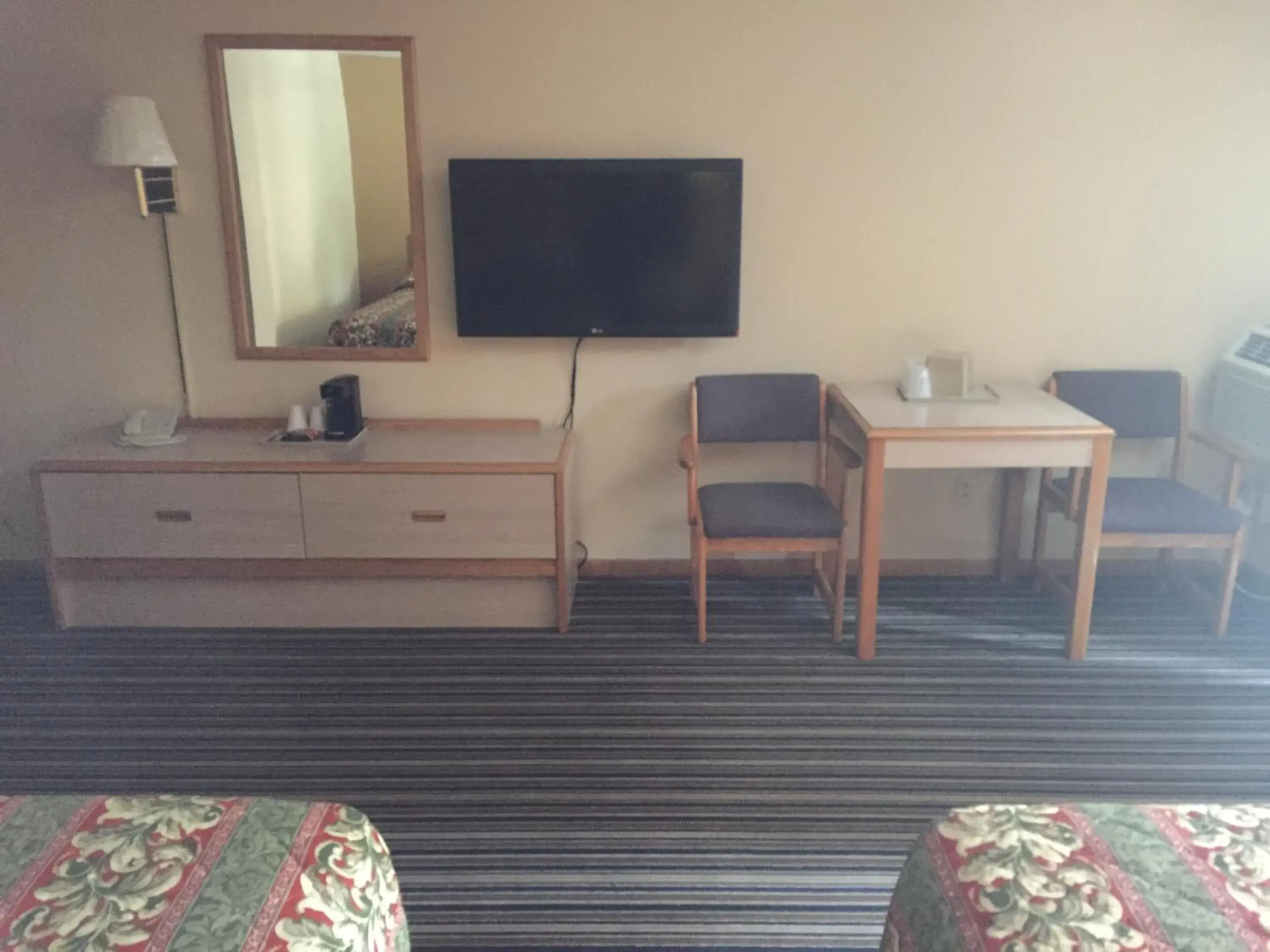 TV and multimedia, TV/Entertainment Center in Budget Inn - Cambridge