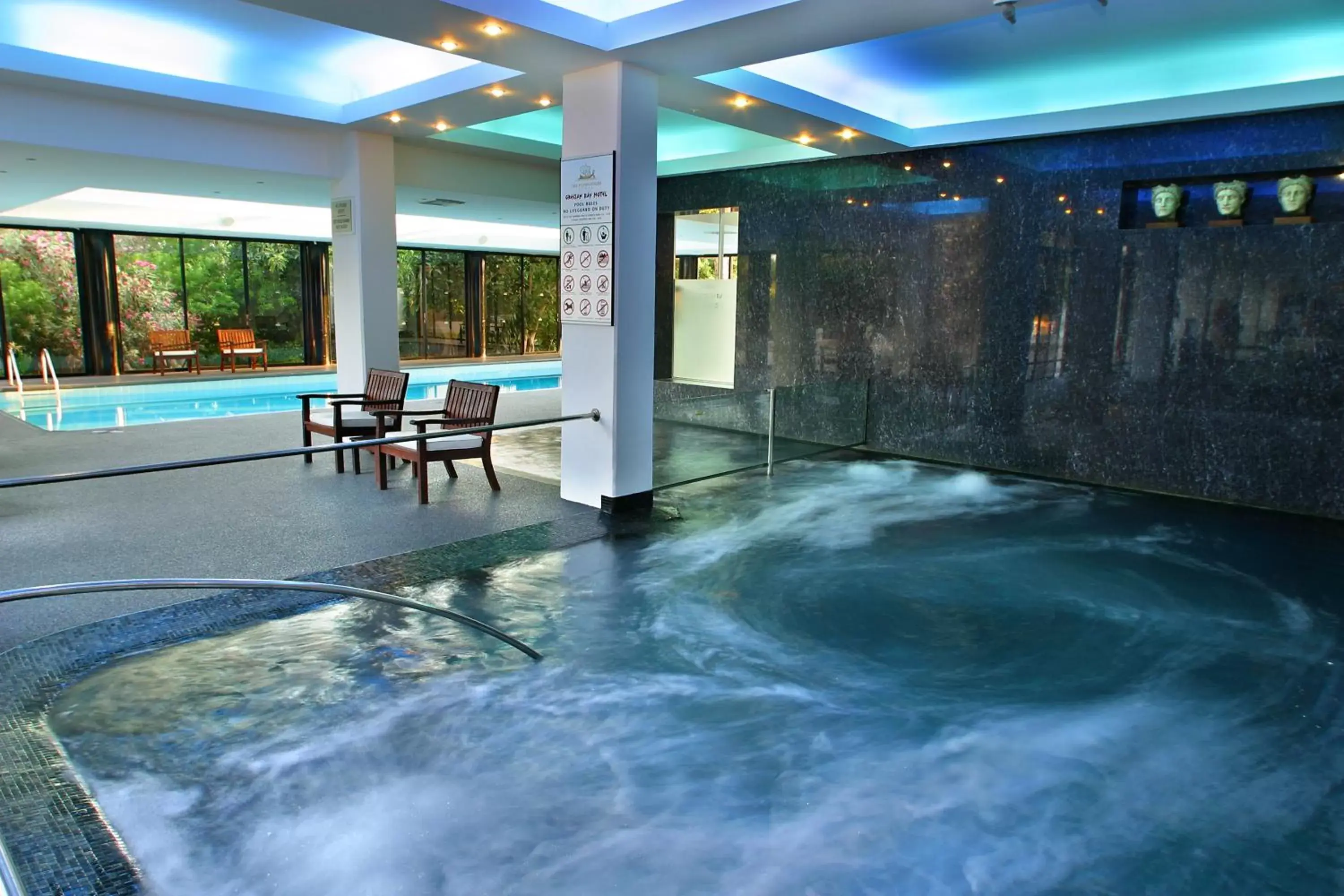 Hot Tub, Swimming Pool in Grecian Bay