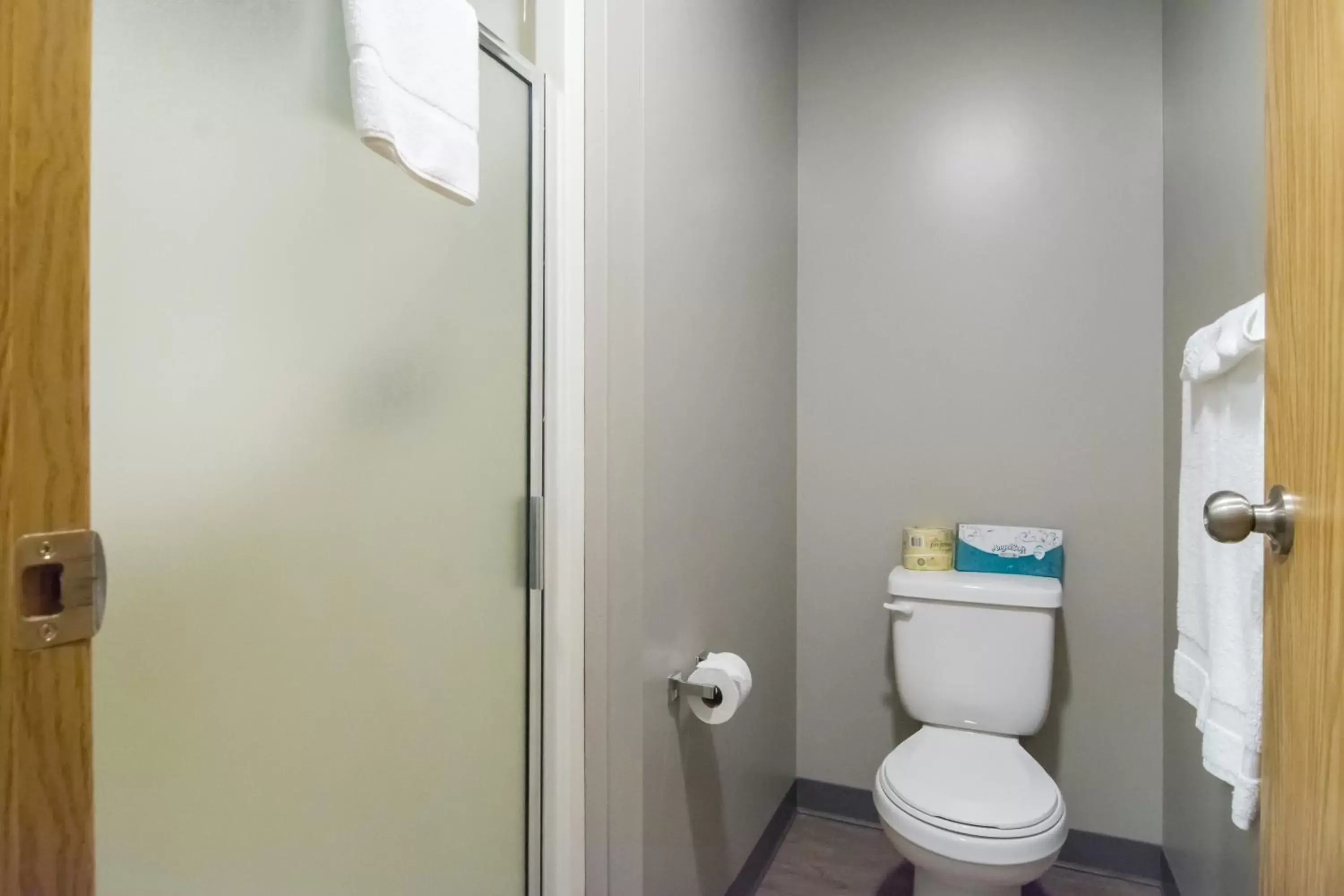 Bathroom in Motel 6-Saanichton, BC - Victoria Airport
