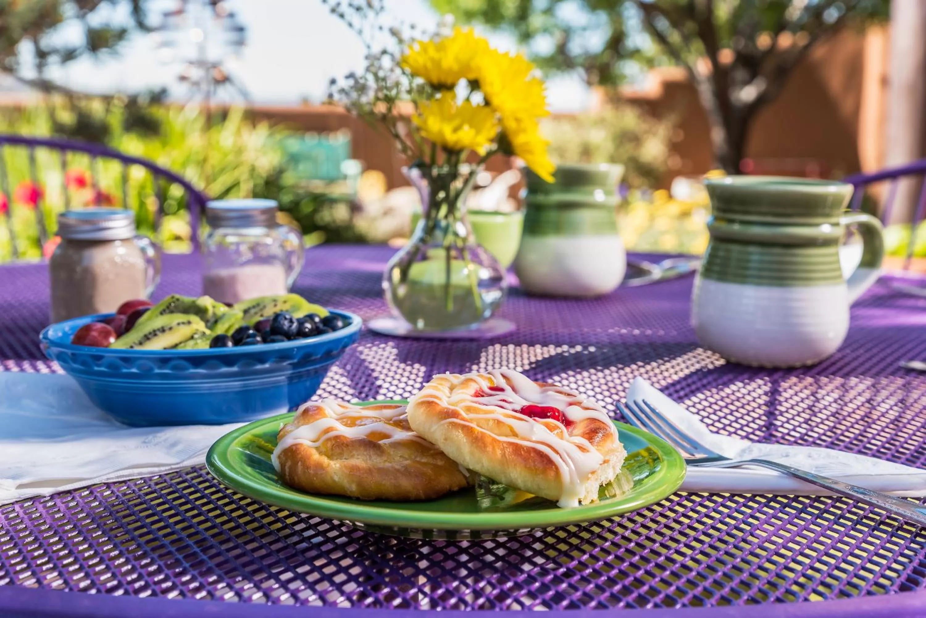 Patio, Breakfast in Bobcat Inn
