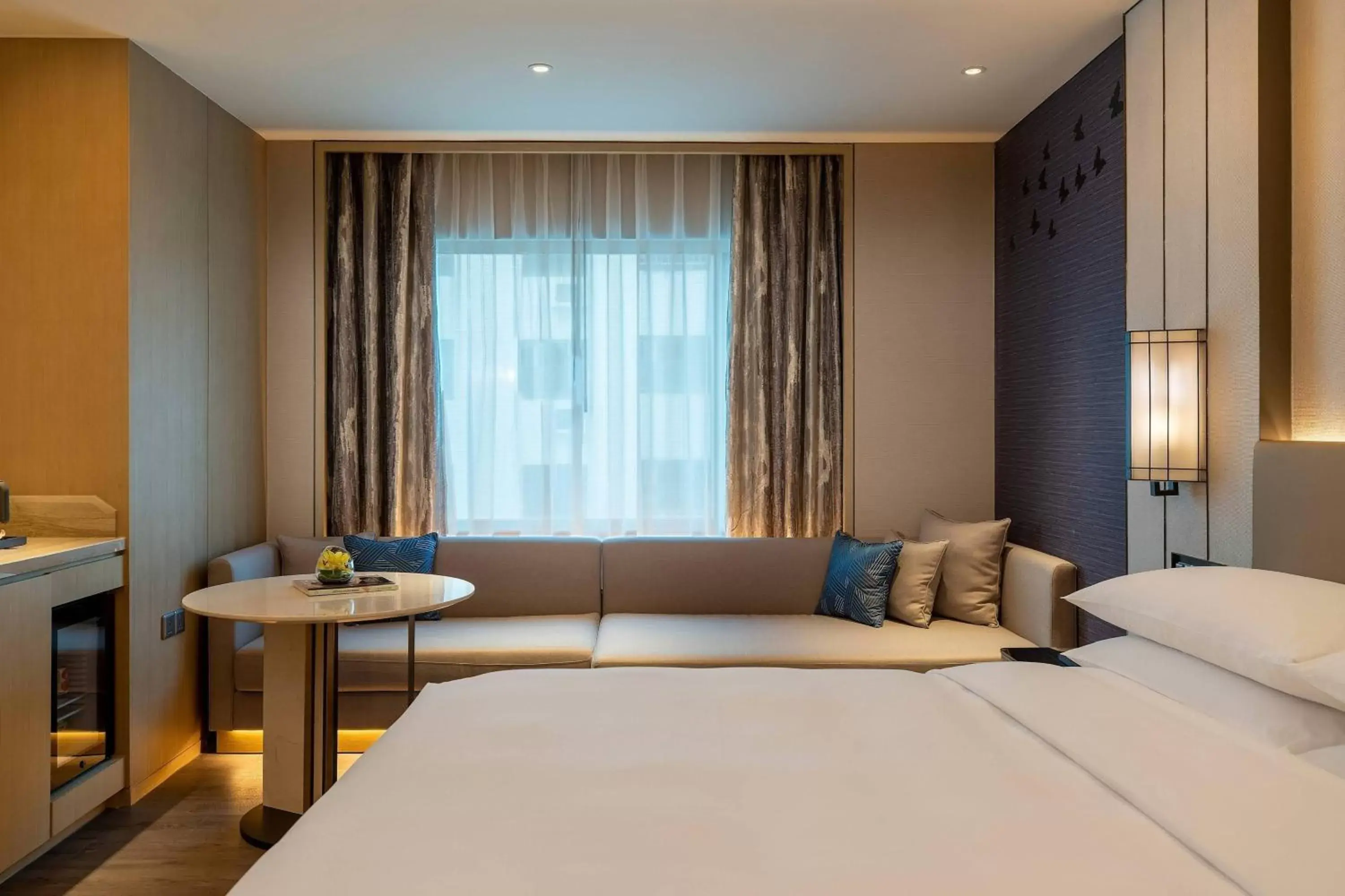 Photo of the whole room, Bed in Renaissance Shenzhen Luohu Hotel