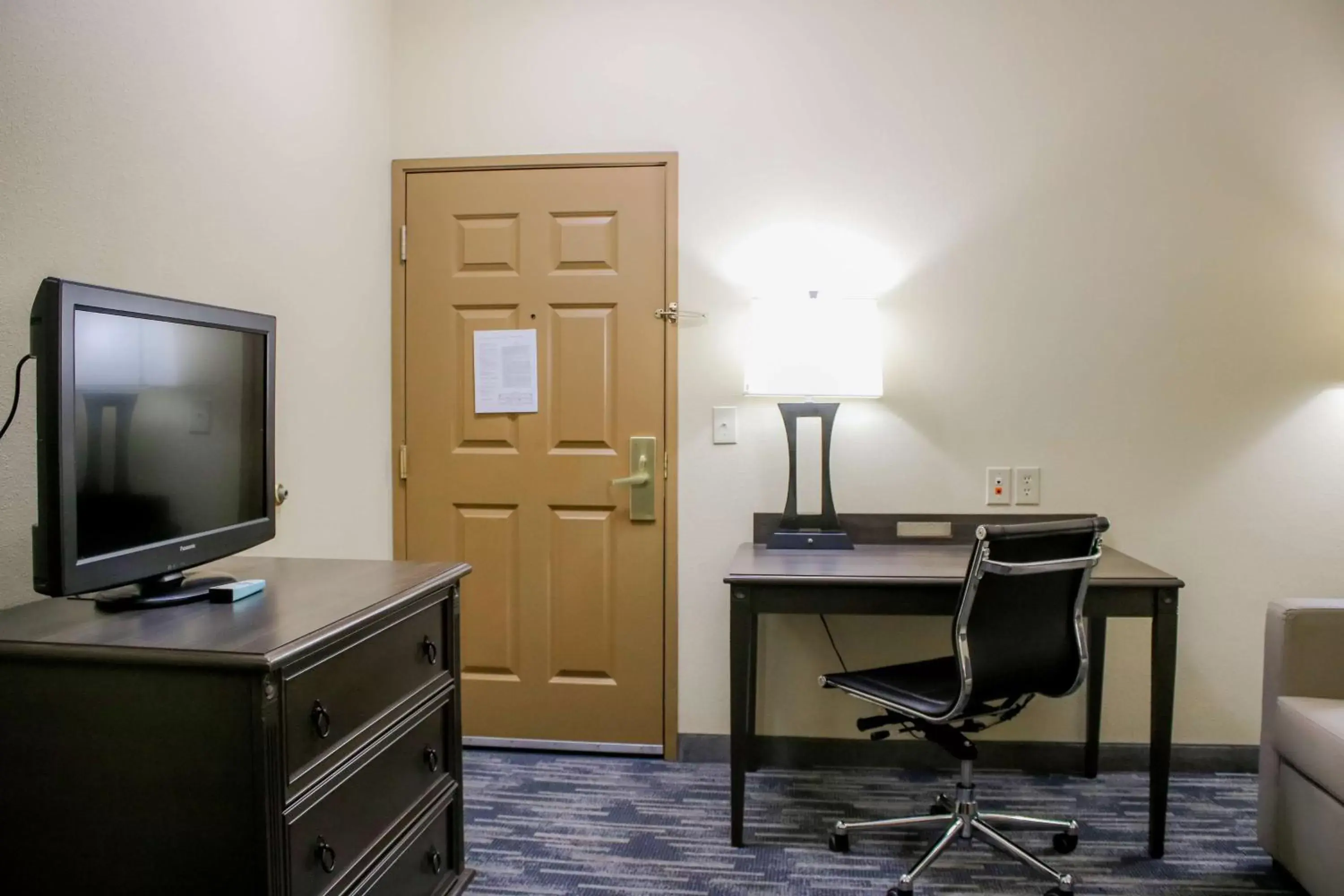 Photo of the whole room, TV/Entertainment Center in Country Inn & Suites by Radisson, Richmond West at I-64, VA