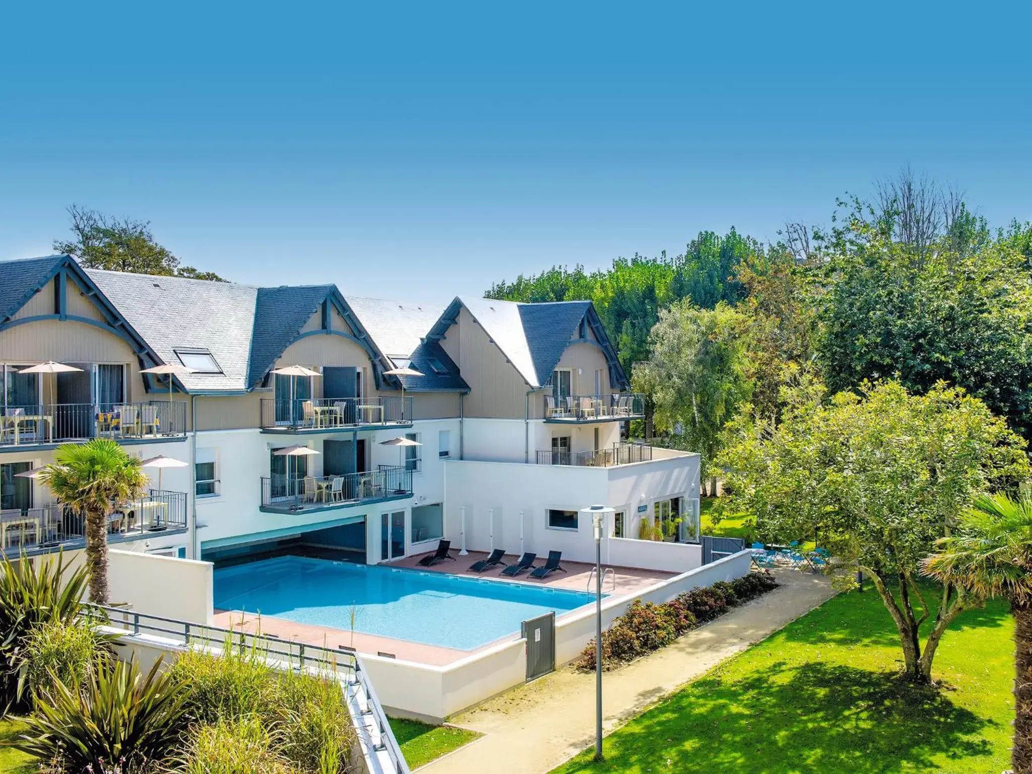 Swimming pool, Property Building in Résidence Vacances Bleues Les Jardins d'Arvor