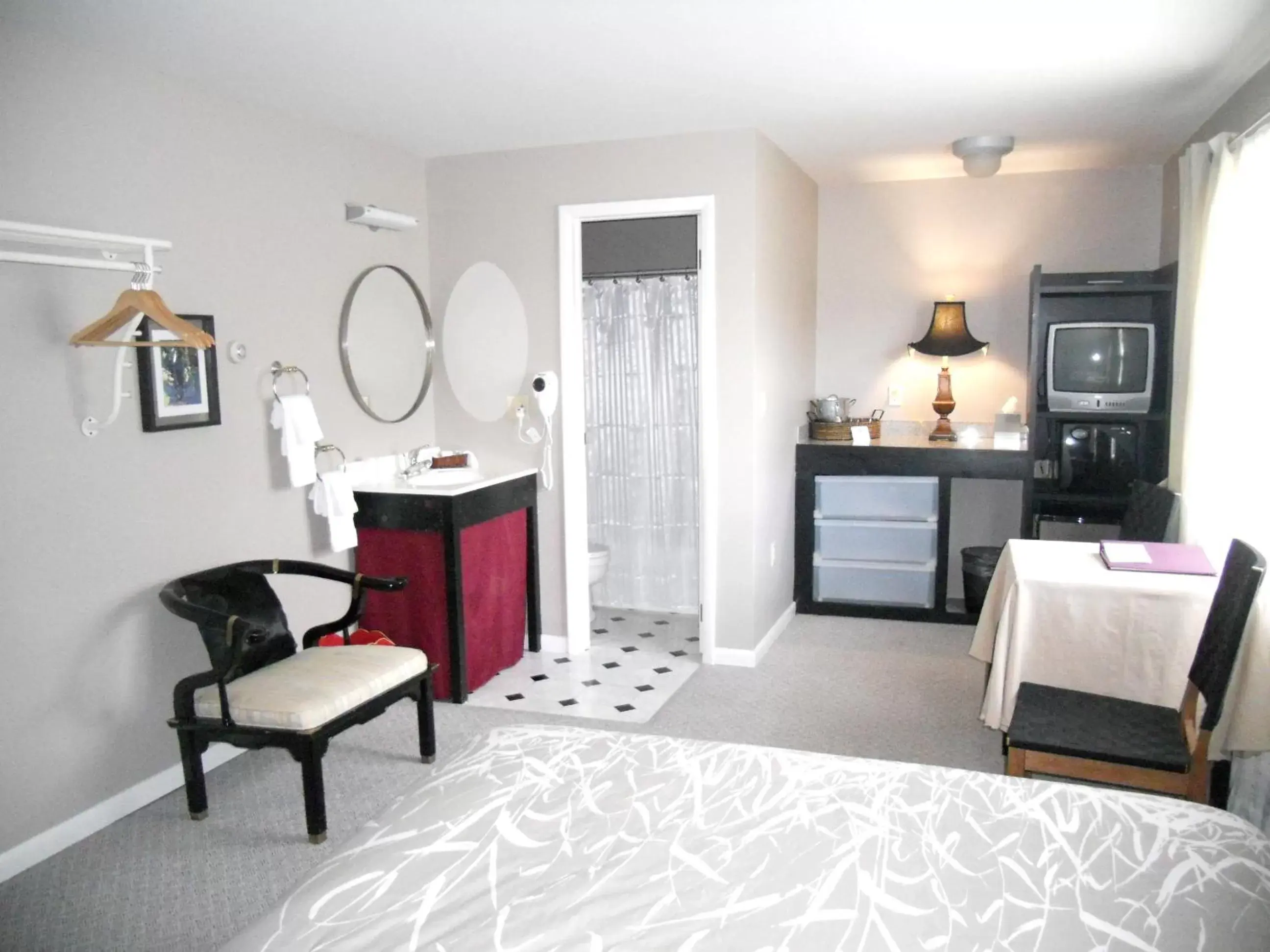 Bedroom, Seating Area in Vinehurst Inn & Suites