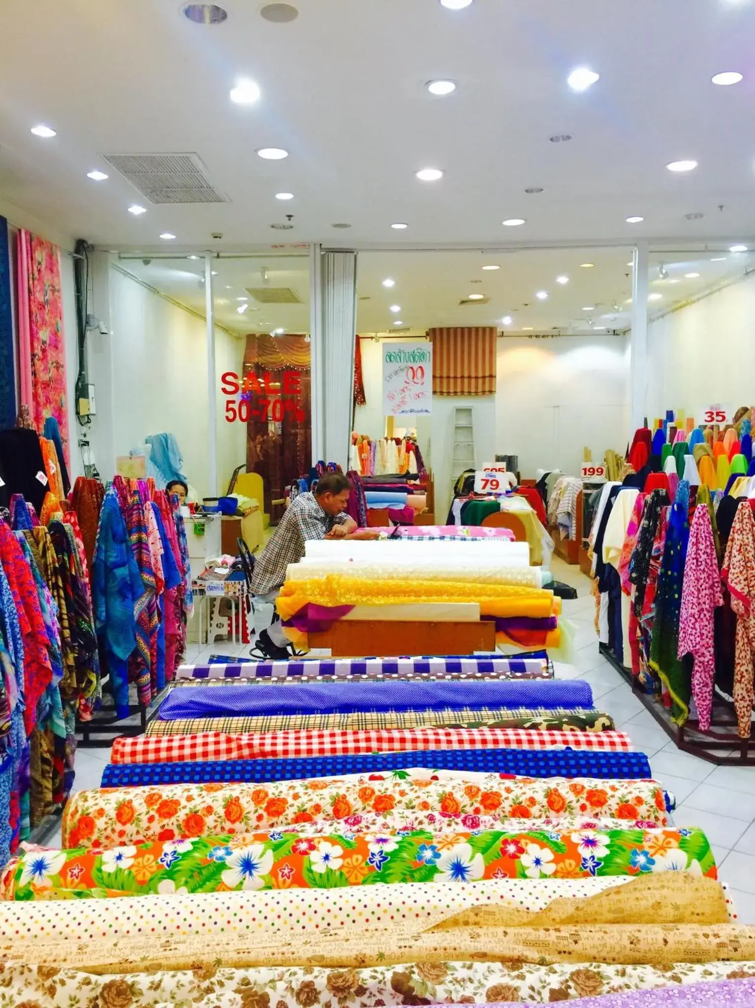 Shopping Area, Banquet Facilities in Mall Suites Hotel