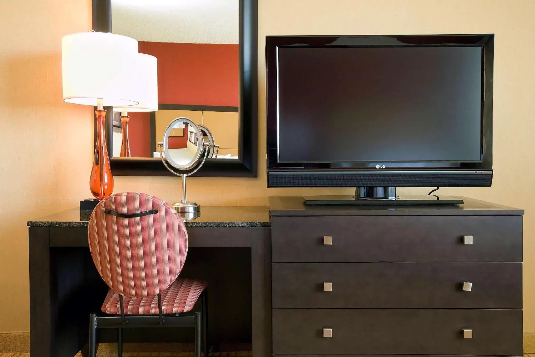 Bed, TV/Entertainment Center in Embassy Suites by Hilton Kansas City International Airport
