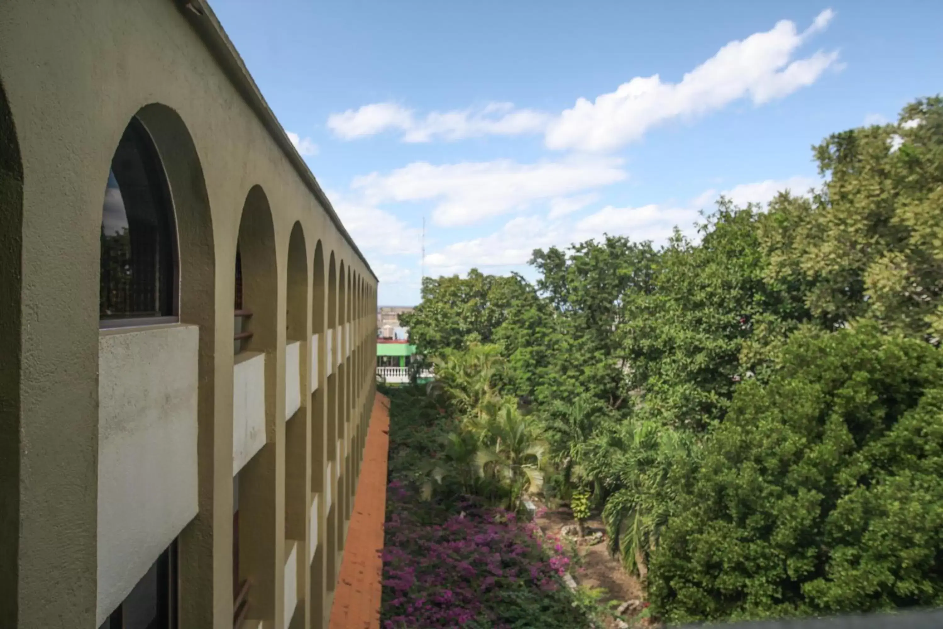 Facade/entrance in Suites Colonial