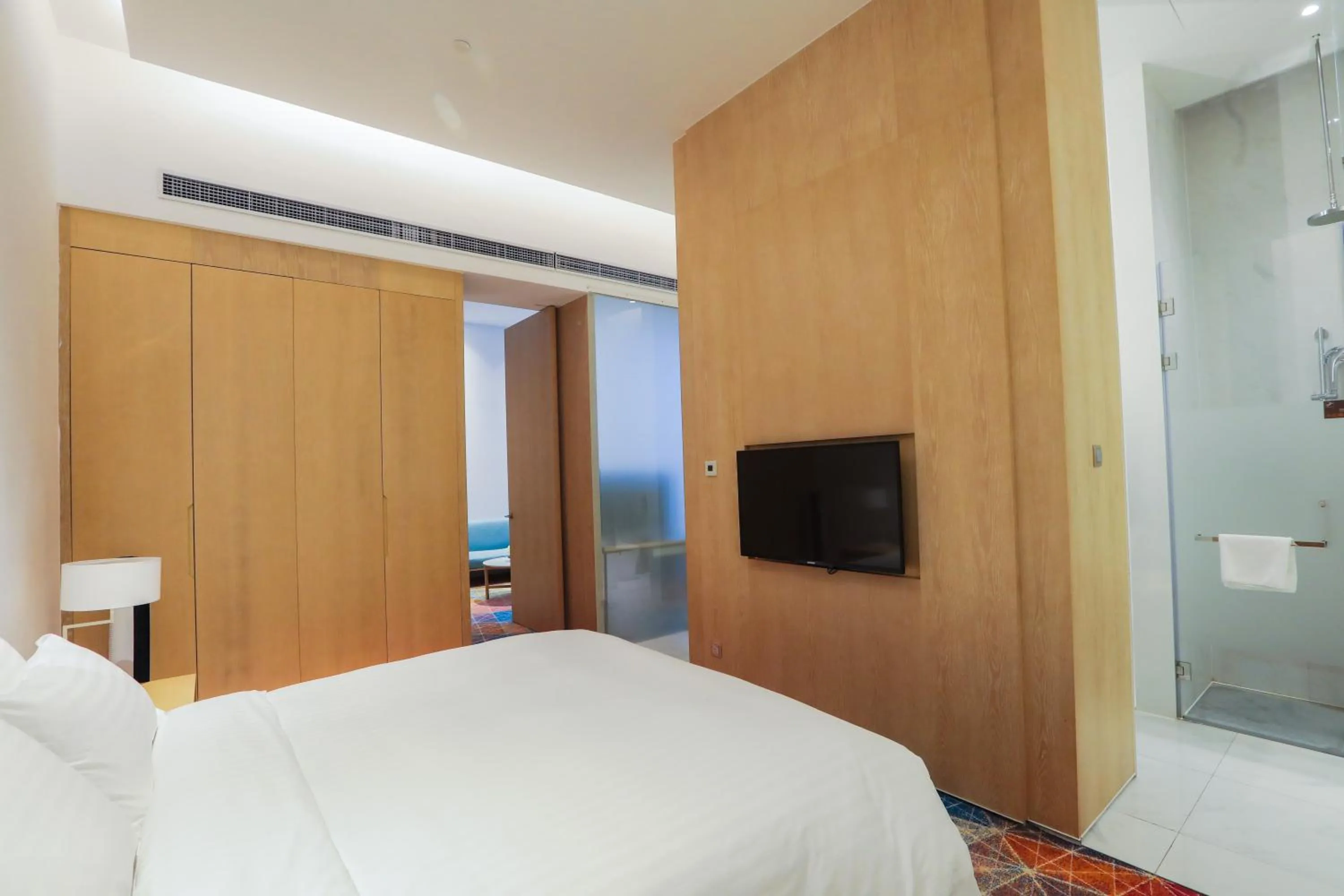 Photo of the whole room, Bed in Holiday Inn Express Shanghai Songjiang Fangta by IHG