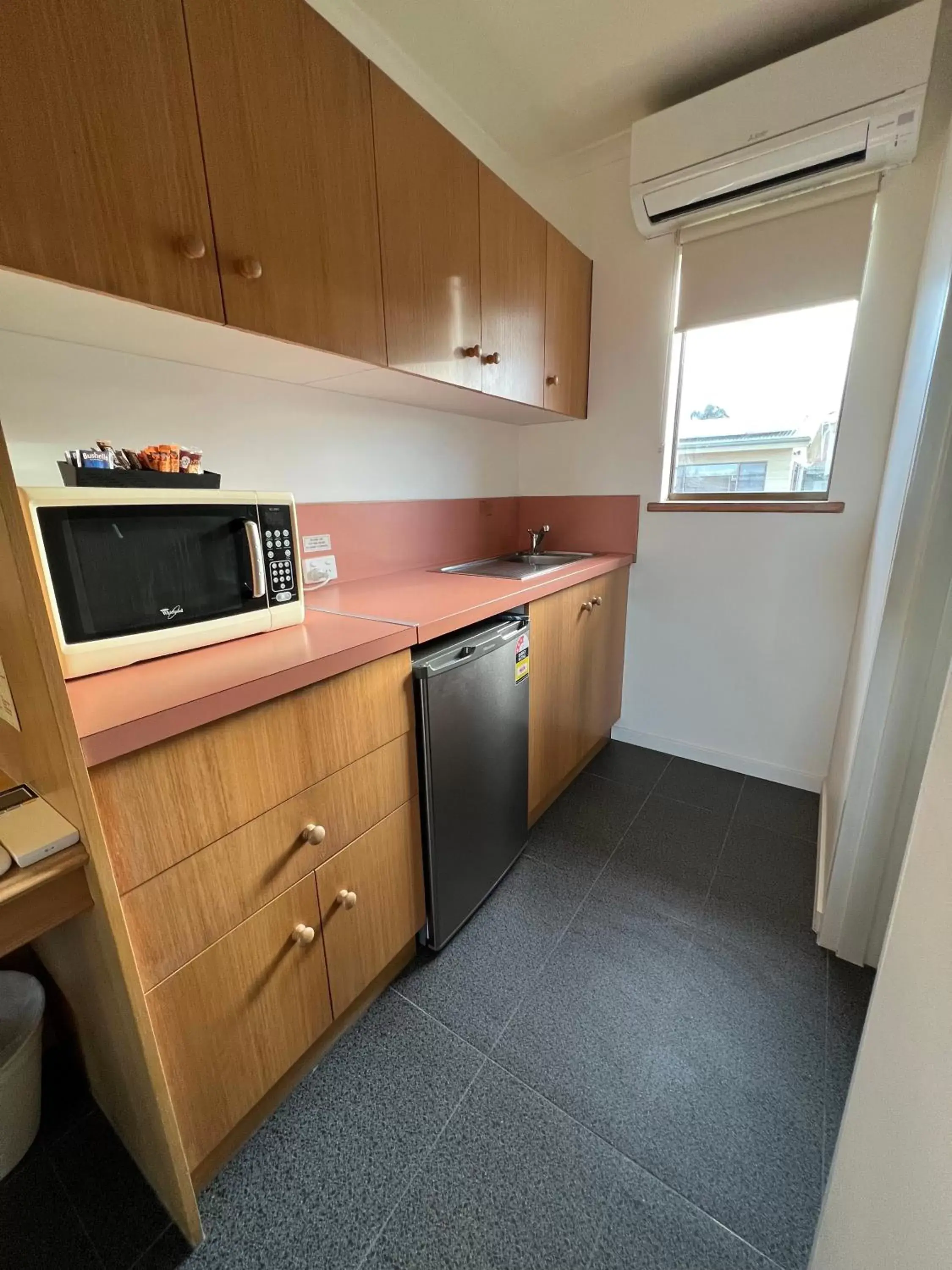 Kitchen or kitchenette, Kitchen/Kitchenette in Summerhill Motor Inn