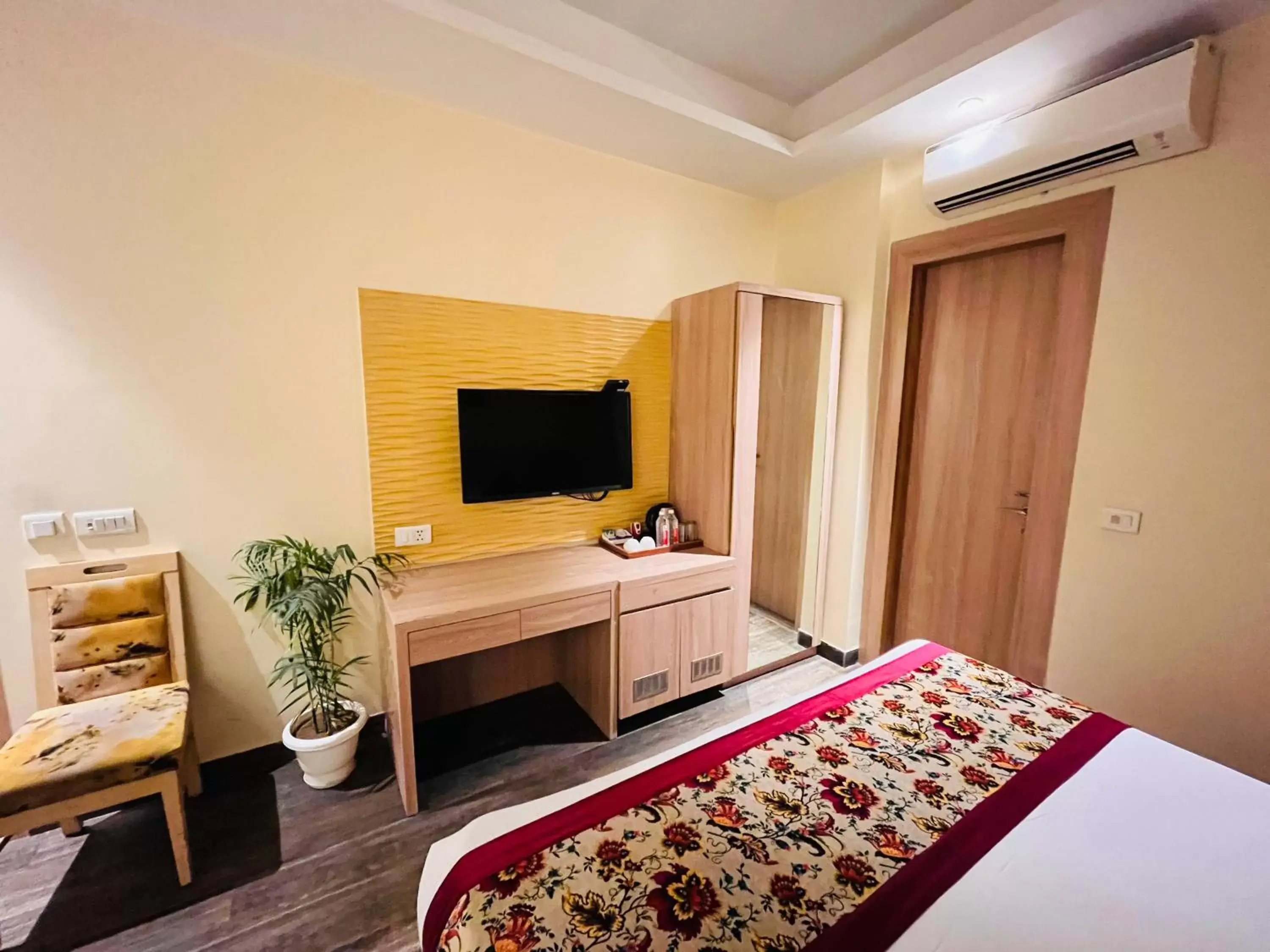 Bed, TV/Entertainment Center in Hotel Banz - Near Delhi International Airport