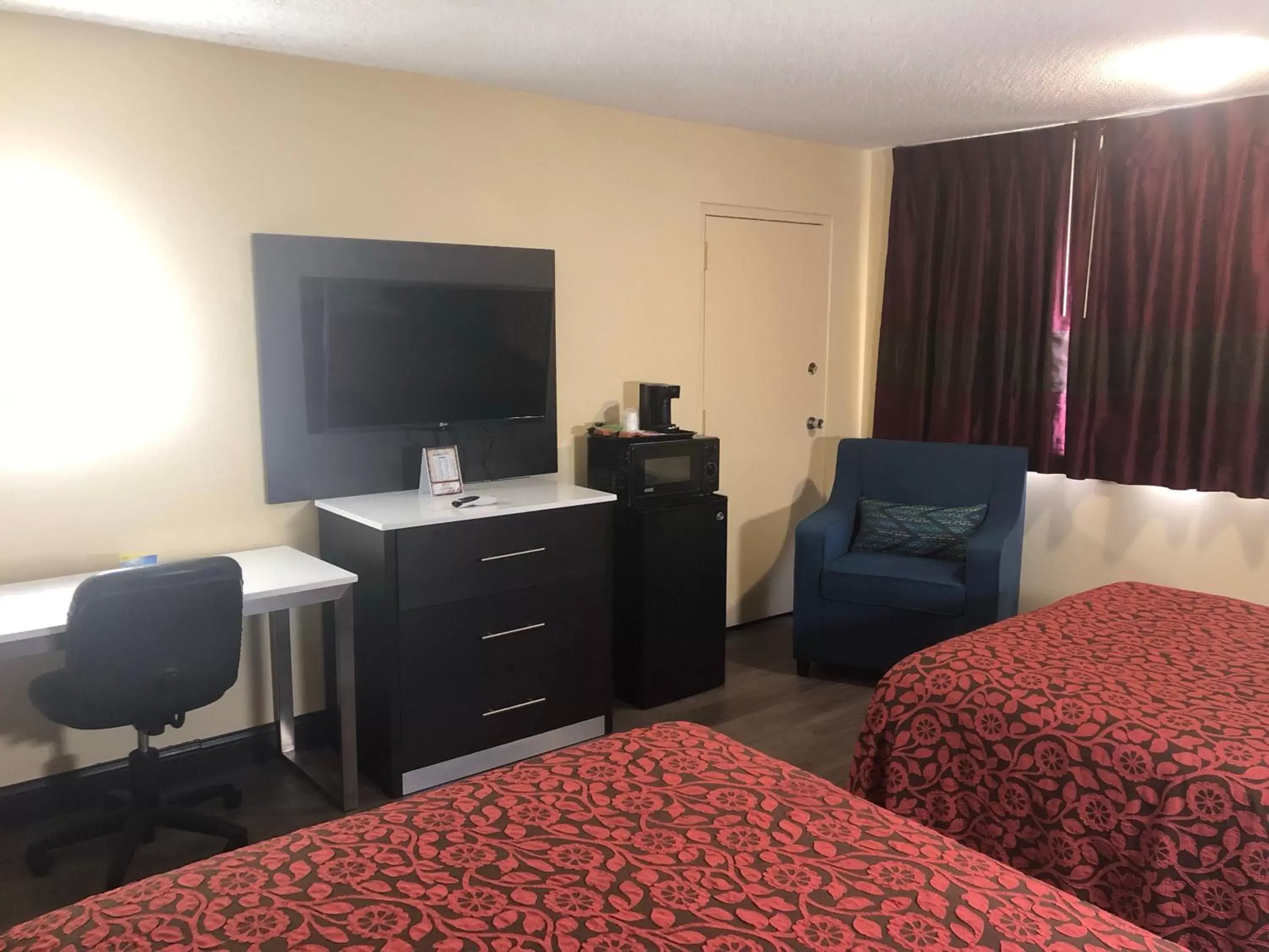 Bedroom, TV/Entertainment Center in Days Inn by Wyndham Grove City Columbus South