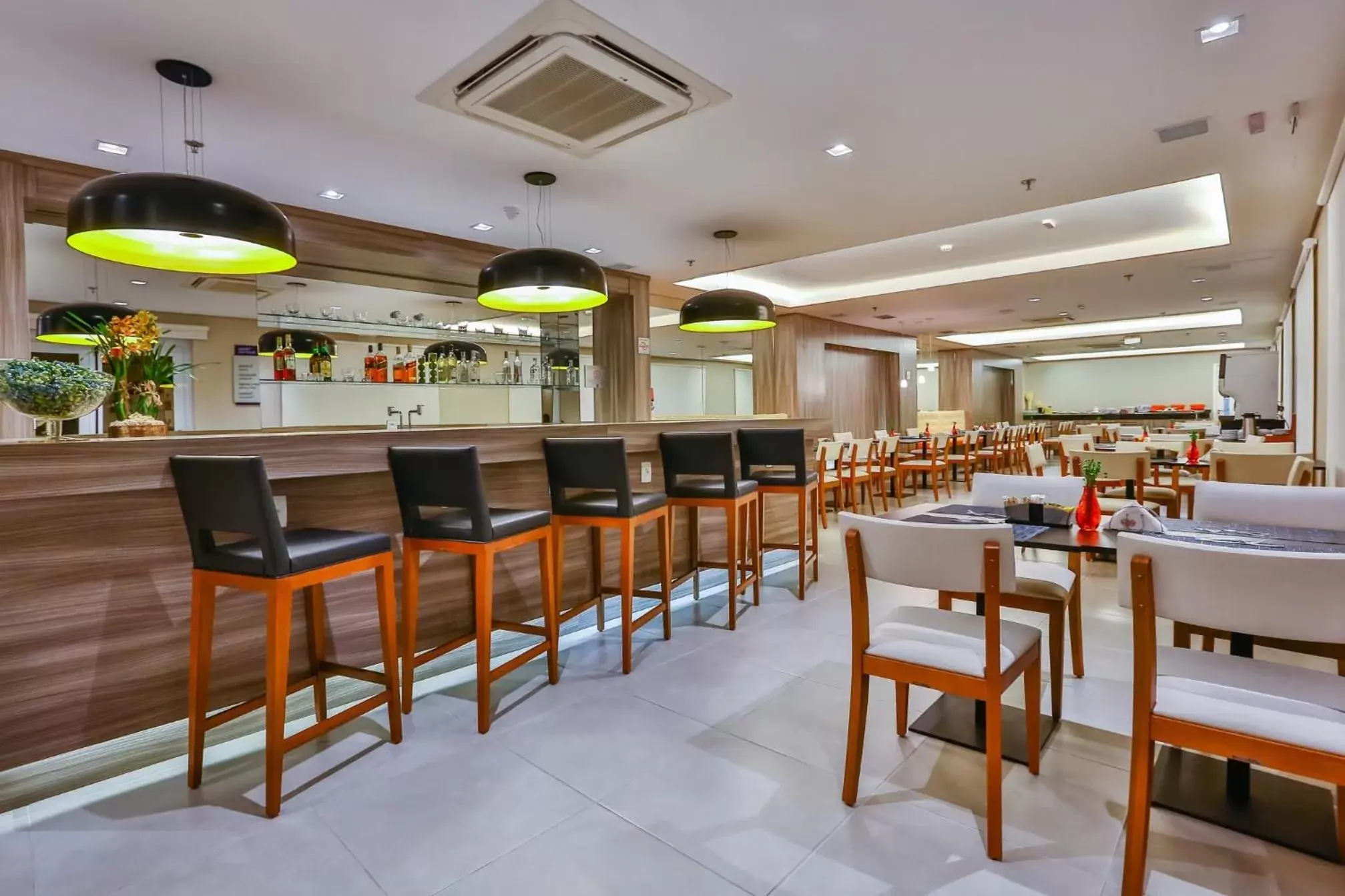 Lounge or bar in Sleep Inn Aeroporto de Guarulhos - São Paulo Lounge or bar in Sleep Inn Aeroporto de Guarulhos - São Paulo