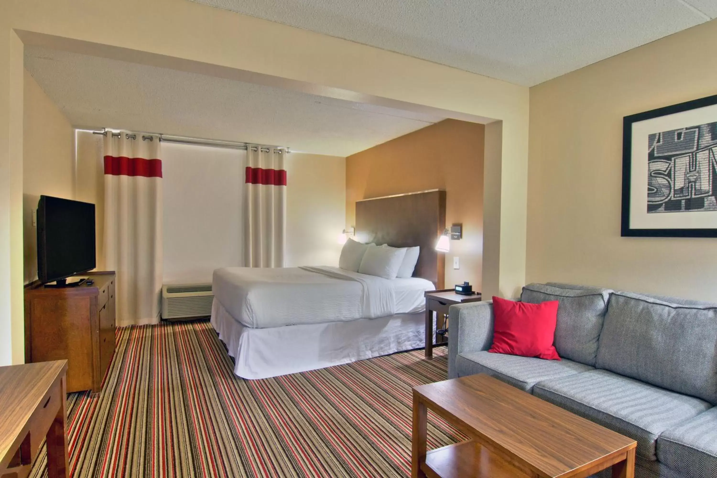 Photo of the whole room, Bed in Four Points by Sheraton Nashville Airport