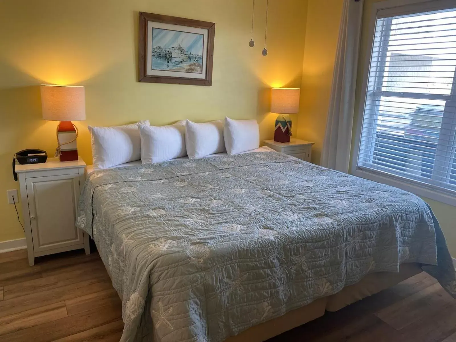 Bedroom, Bed in Sandpeddler Inn and Suites