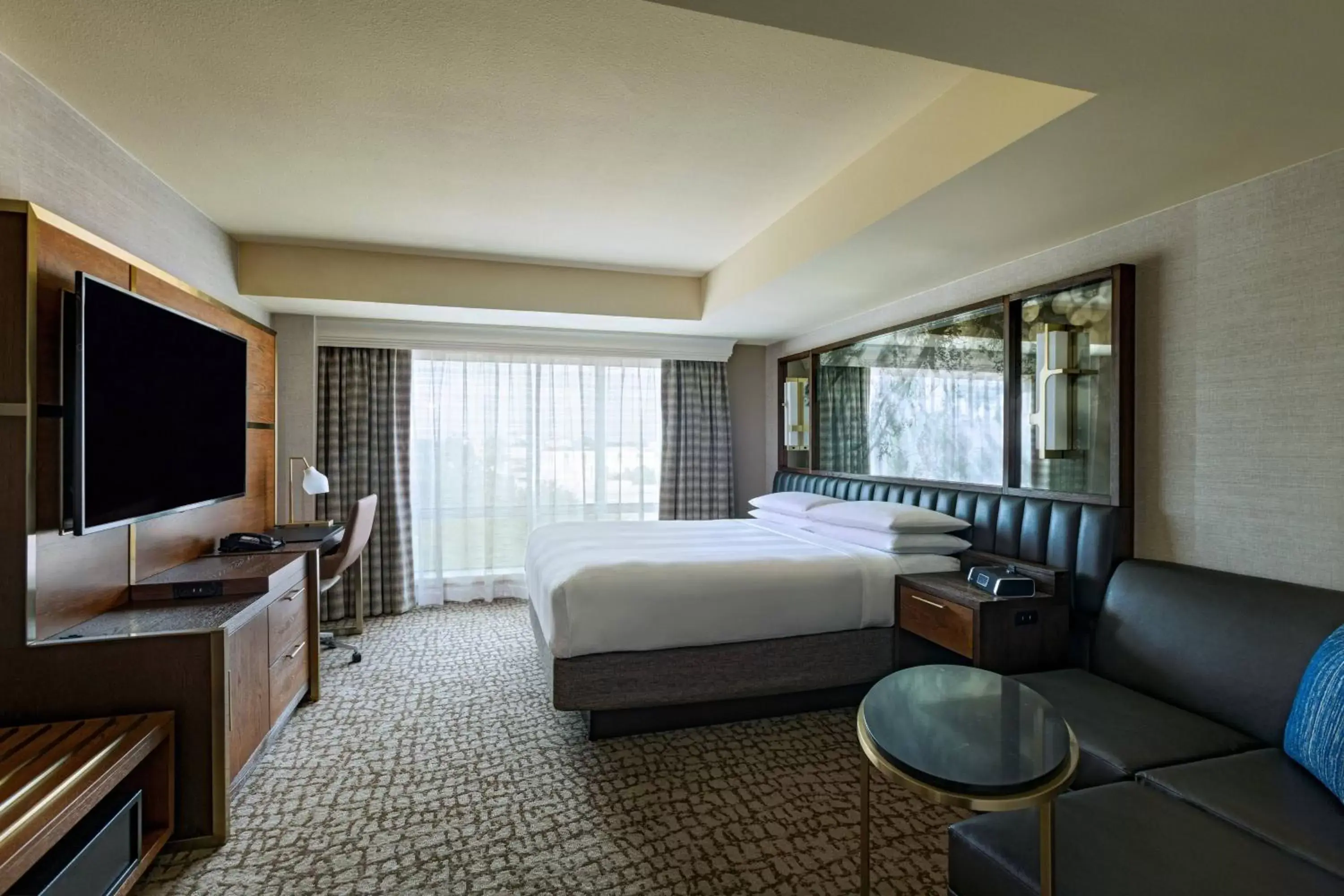 Bedroom, TV/Entertainment Center in The Woodlands Waterway Marriott Hotel and Convention Center