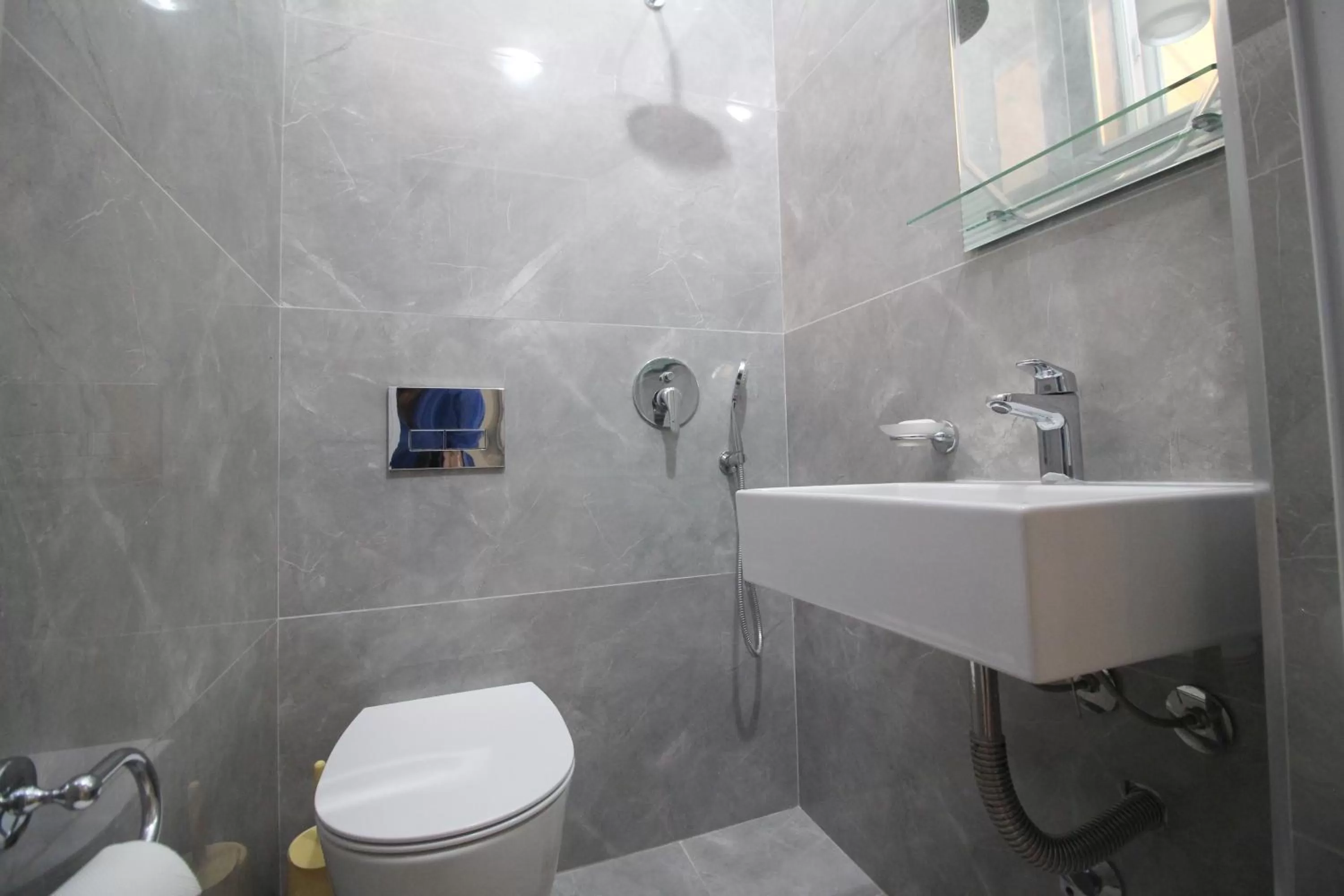 Bathroom in Murati Suites Sarandë
