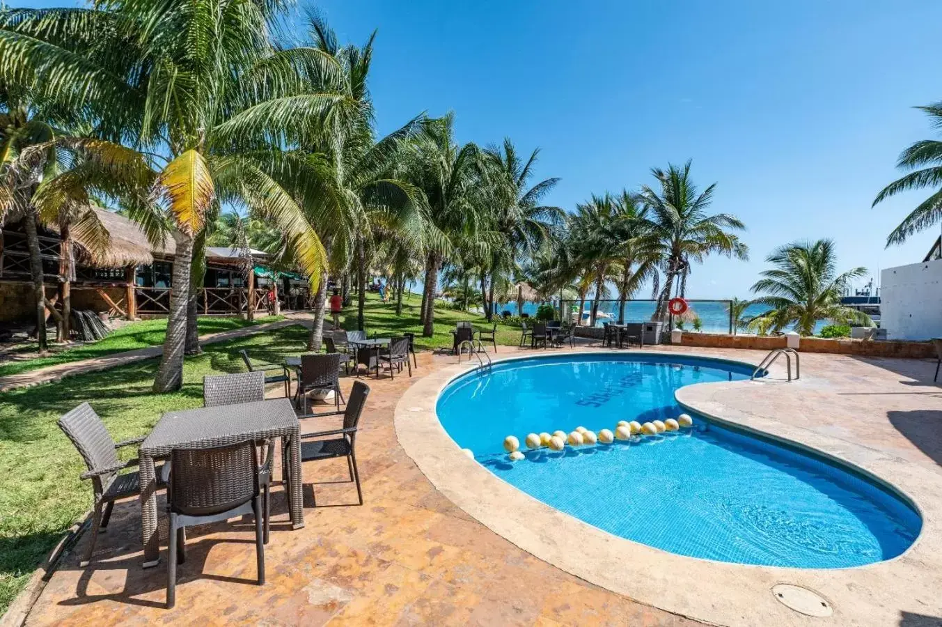 Swimming Pool in Hotel Dos Playas Faranda Cancún