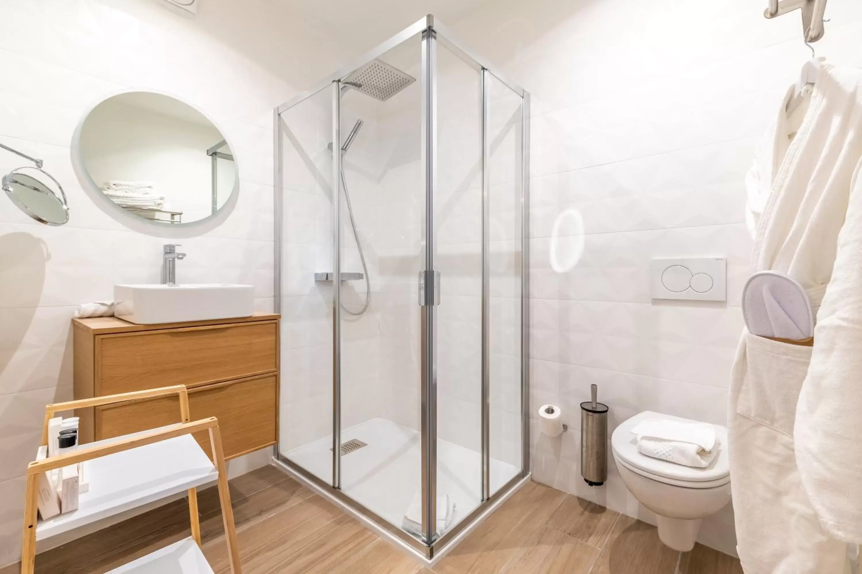 Shower, Bathroom in Hôtel Échappée en Baie - Parking privé gratuit