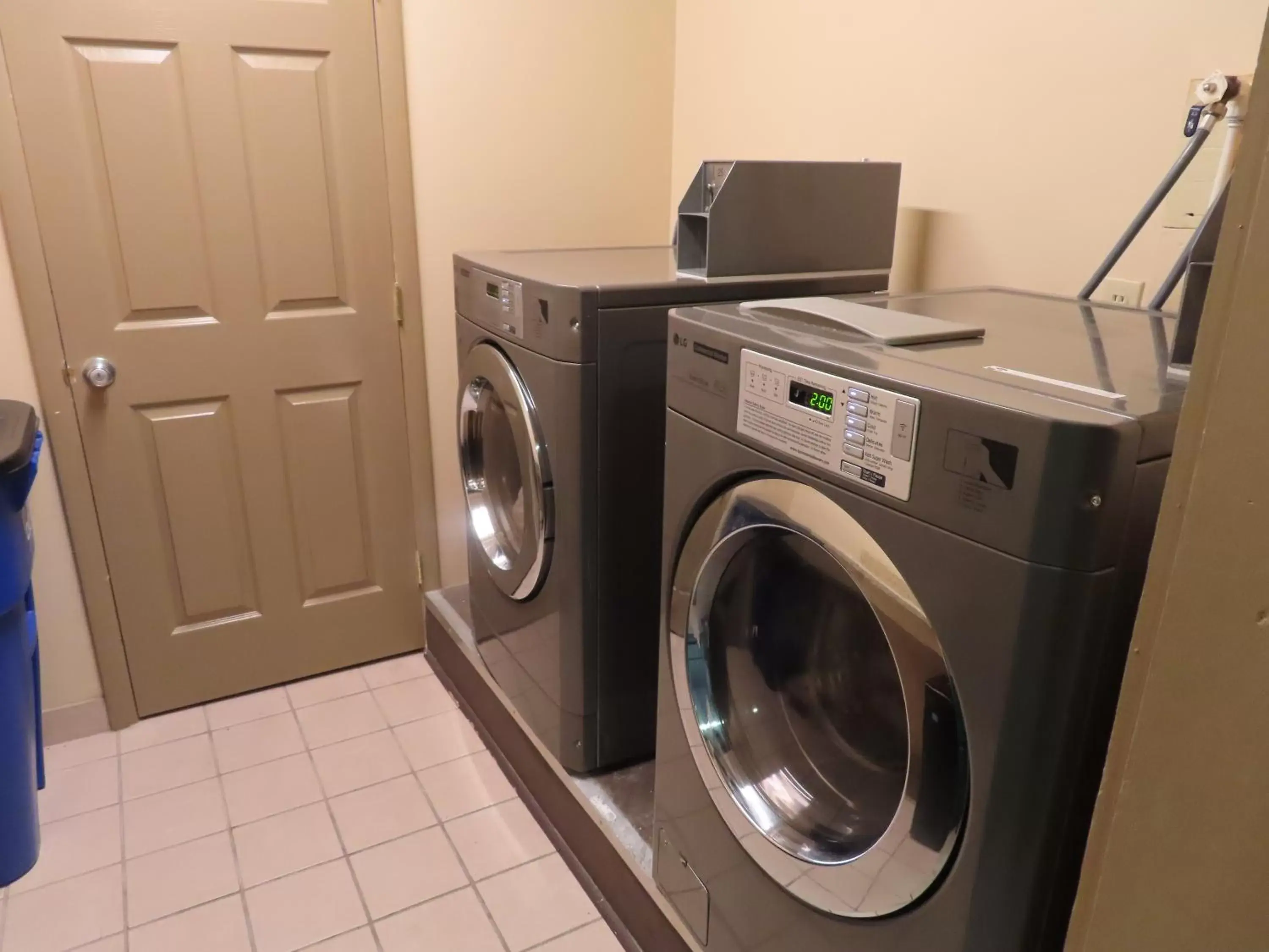 laundry, TV/Entertainment Center in St Charles Hotel Downtown Hudson