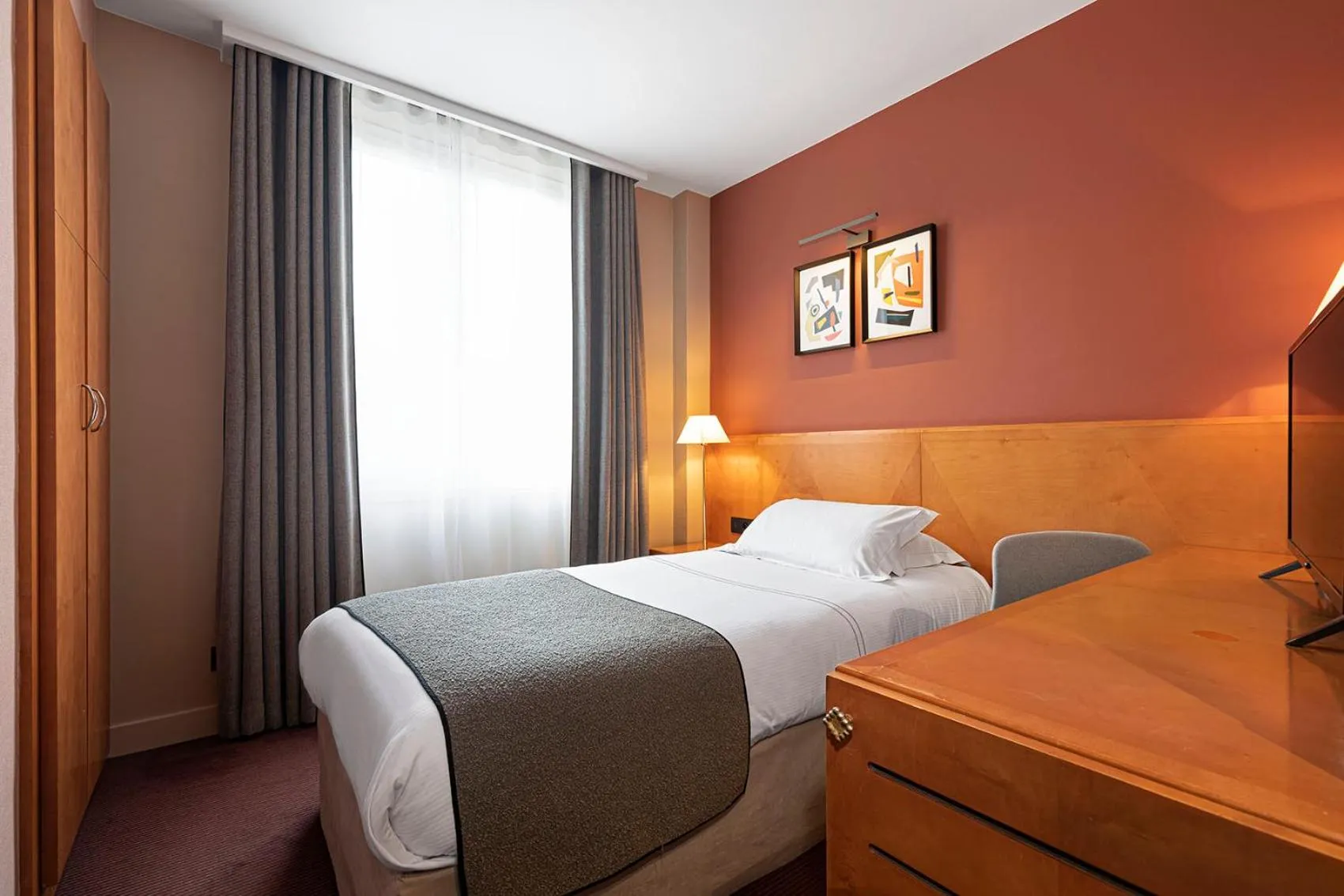 Photo of the whole room, Bed in Hôtel Des Artistes