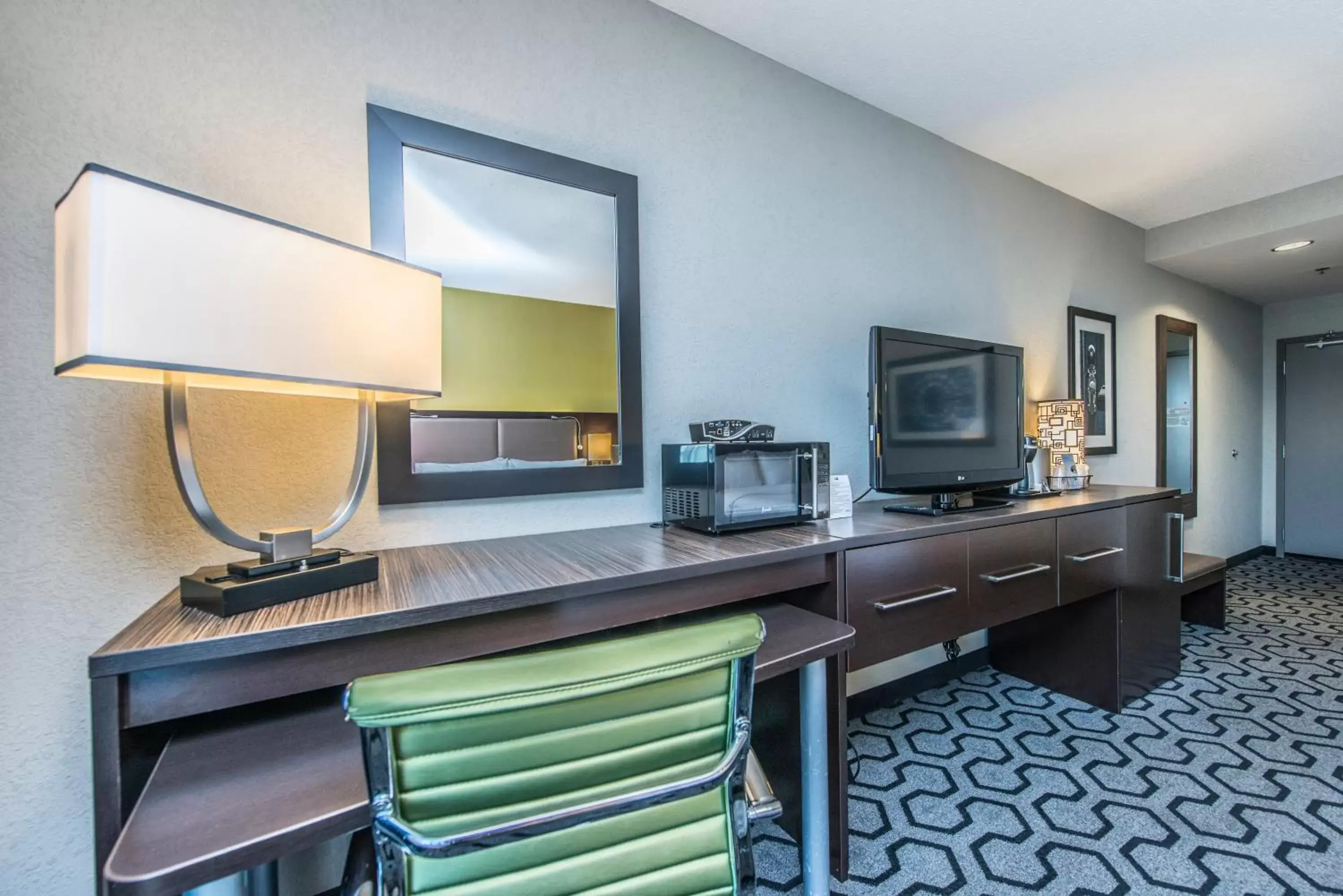 Bedroom, Kitchen/Kitchenette in Holiday Inn Express and Suites North Charleston, an IHG Hotel