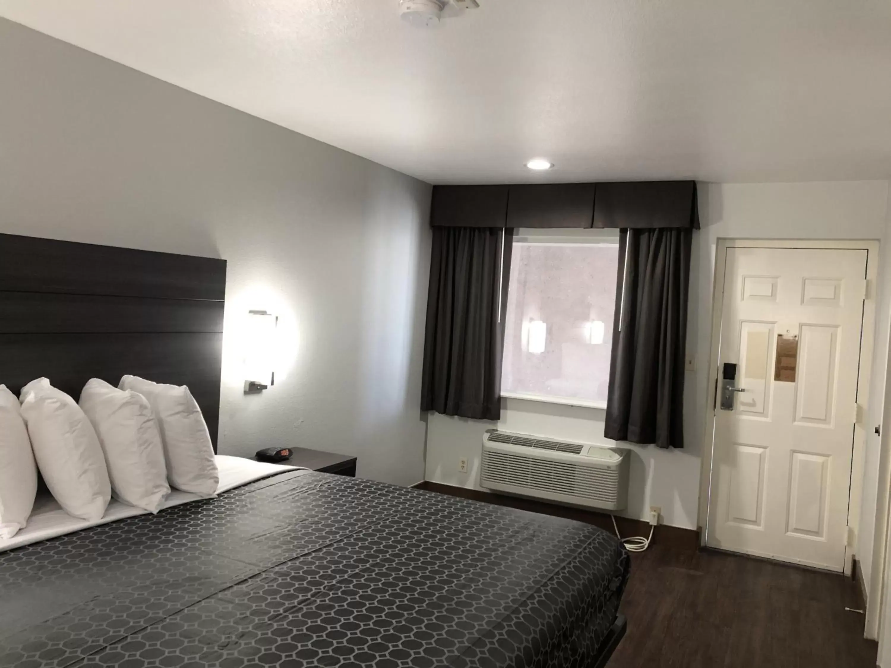 Photo of the whole room, Bed in Sky Palace Inn By Jasper Near AT & T Center