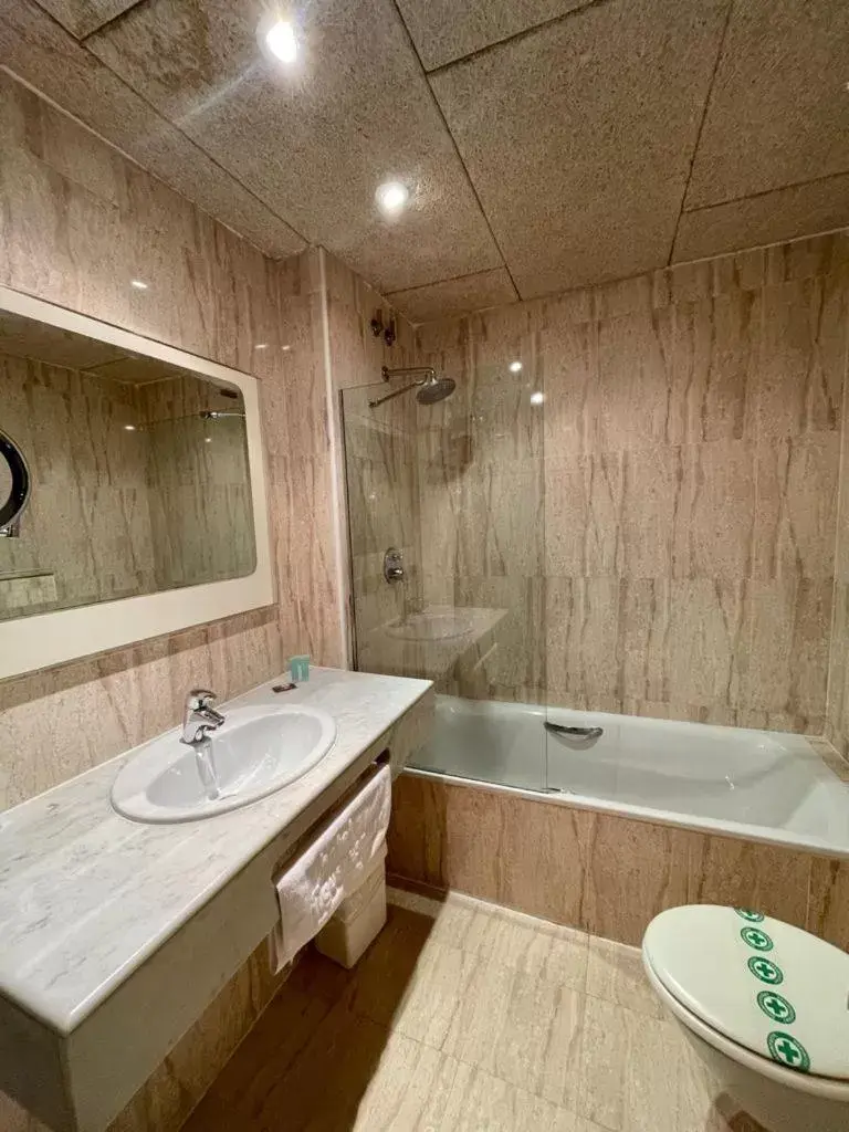 Bathroom in Hotel & Restaurant Figueres Parc