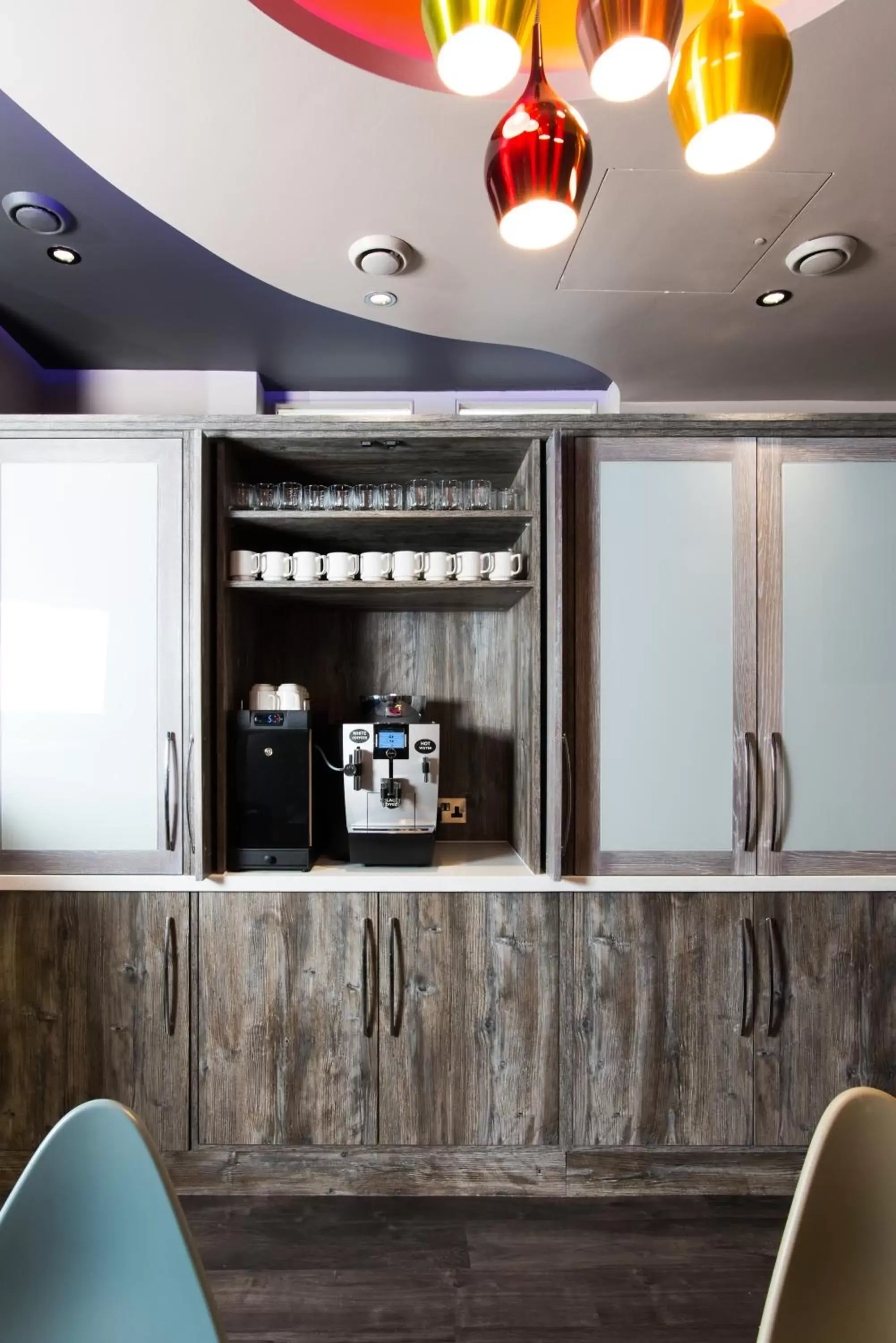 Coffee/tea facilities, Lobby/Reception in London Court Hotel