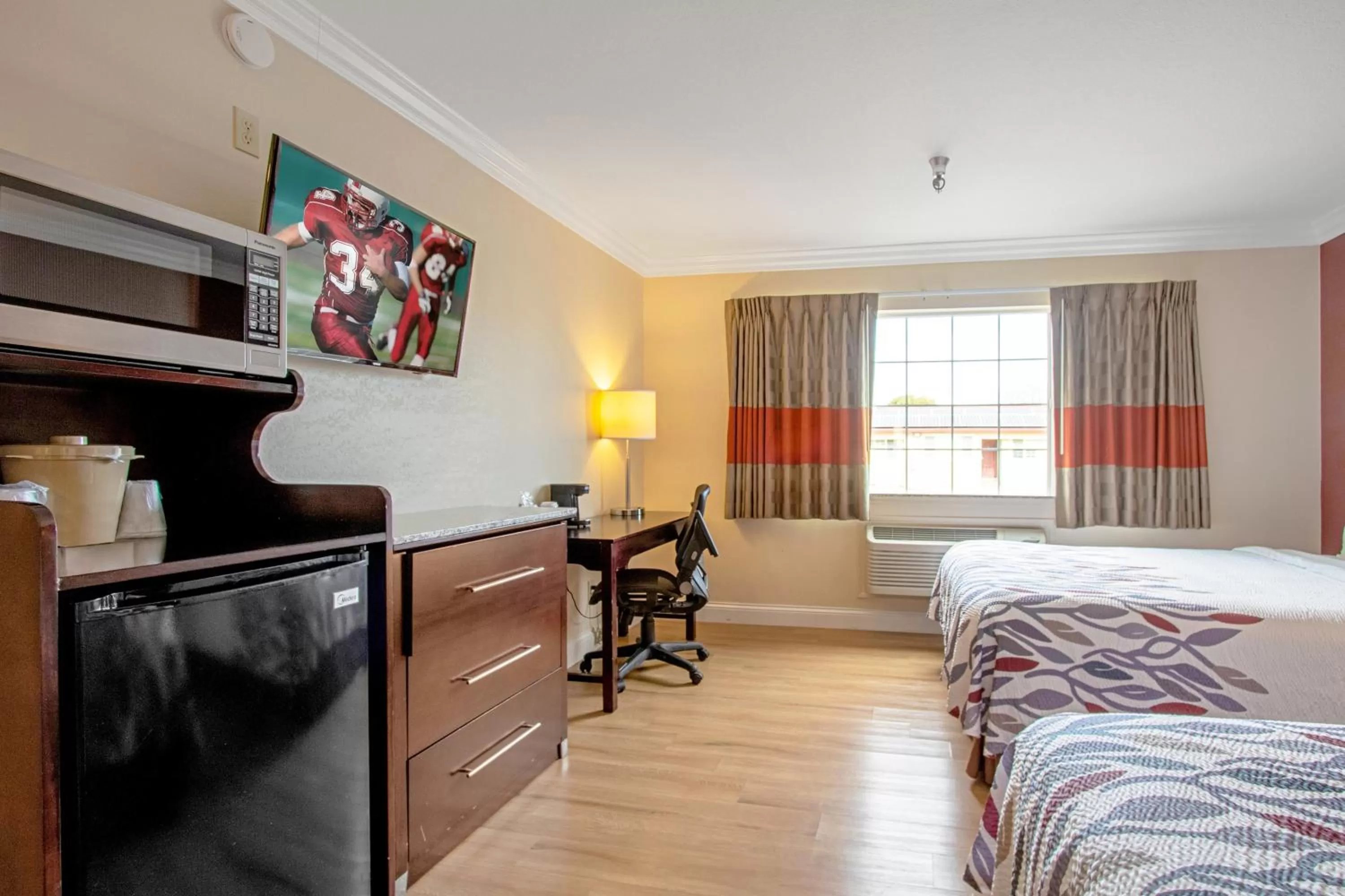 Photo of the whole room, Bed in Red Roof Inn & Suites Monterey