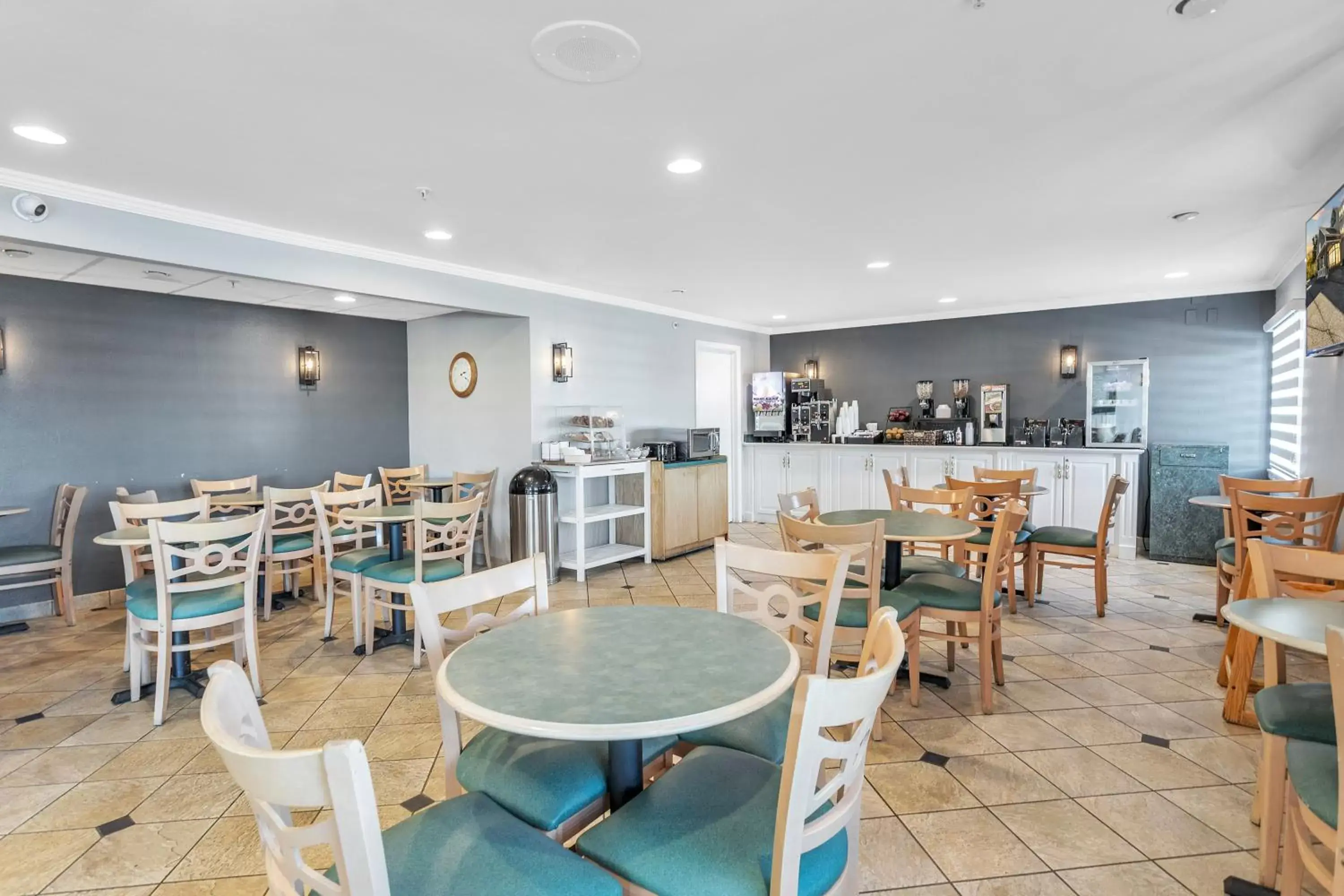 Breakfast, Restaurant/Places to Eat in La Quinta Inn by Wyndham Cleveland Independence