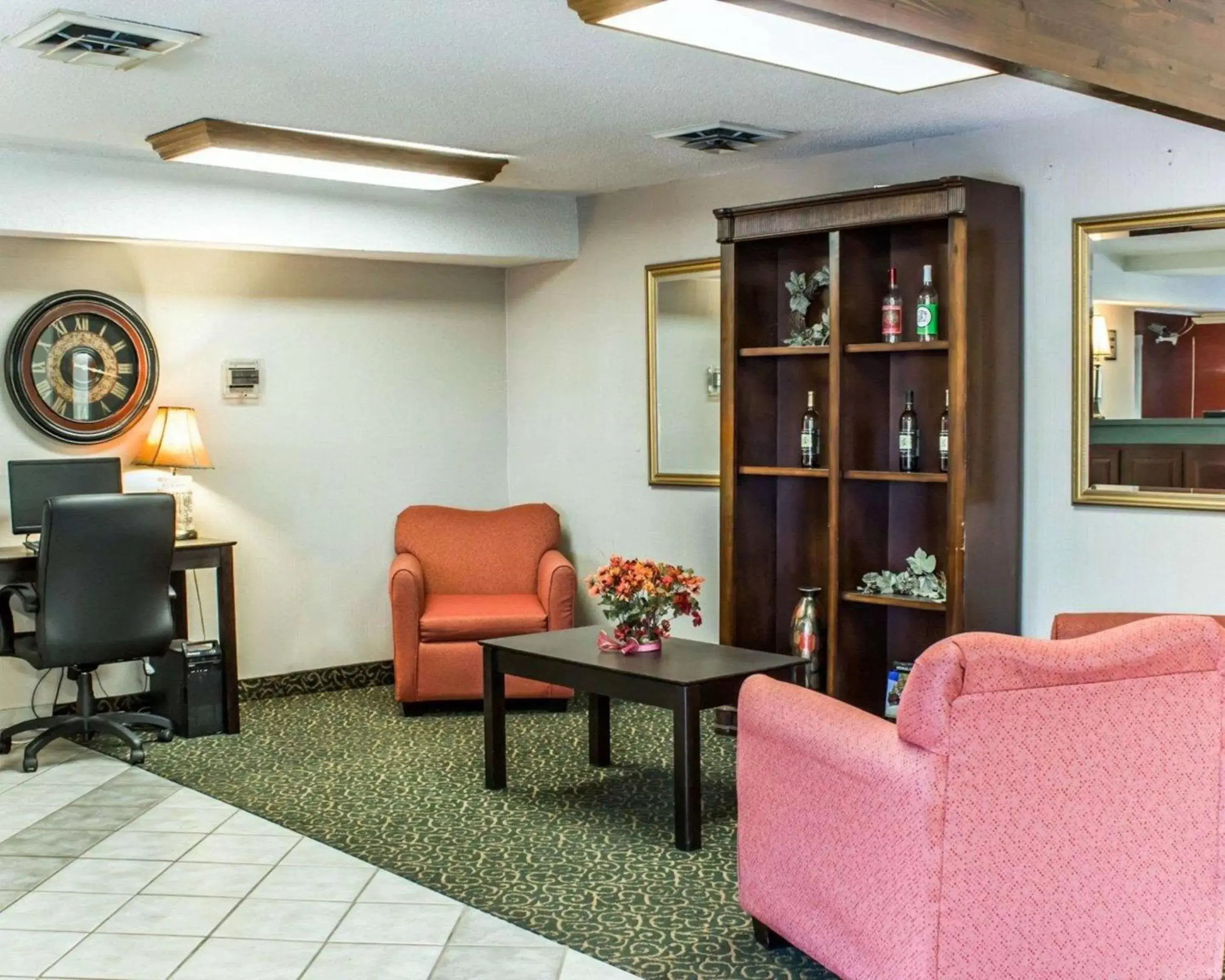 Lobby or reception, Seating Area in Econo Lodge Burlington I-40