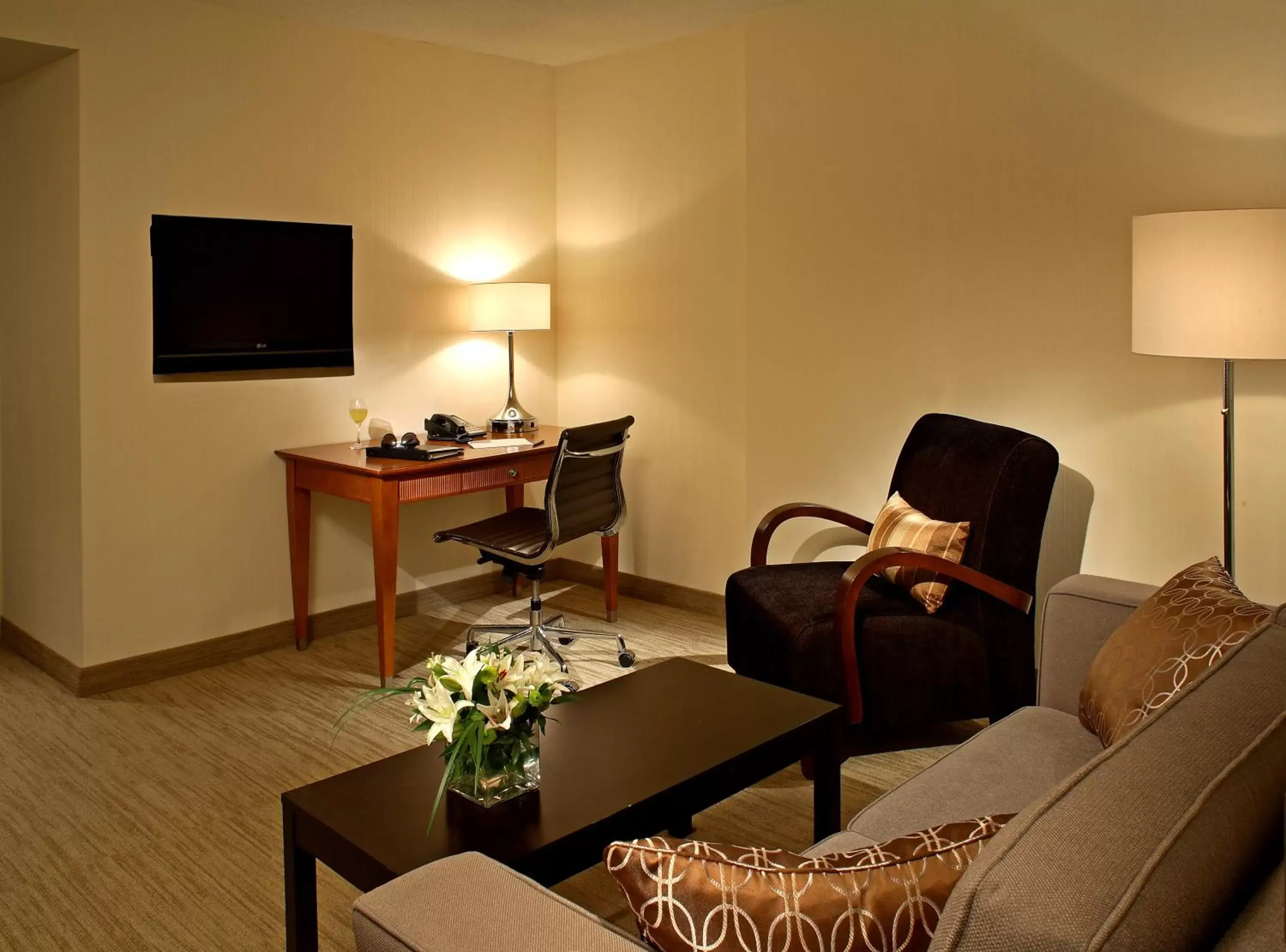 Living room, TV/Entertainment Center in Cambridge Suites Hotel Halifax