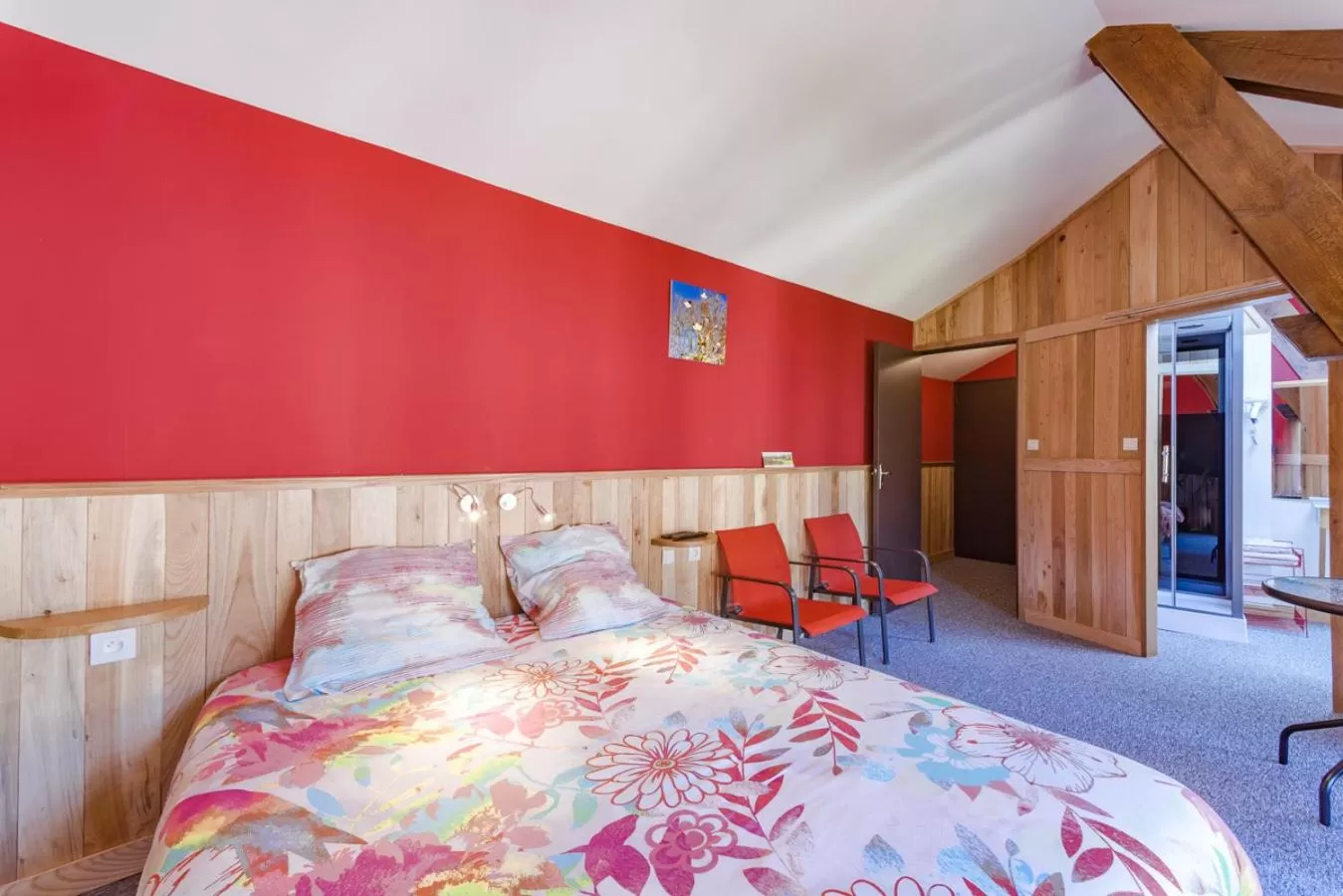 Photo of the whole room, Bed in L'Élassier