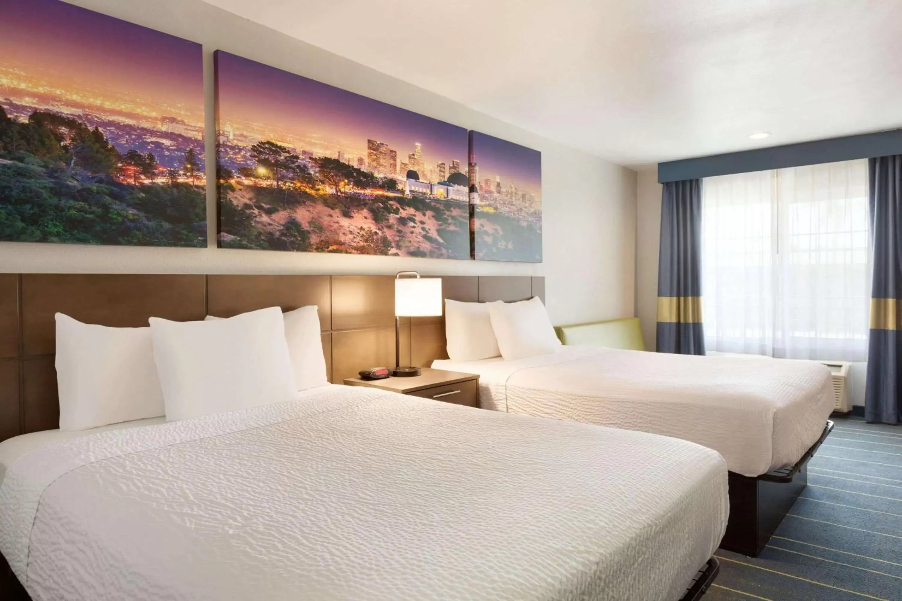 Bedroom, Bed in Days Inn & Suites by Wyndham Anaheim At Disneyland Park