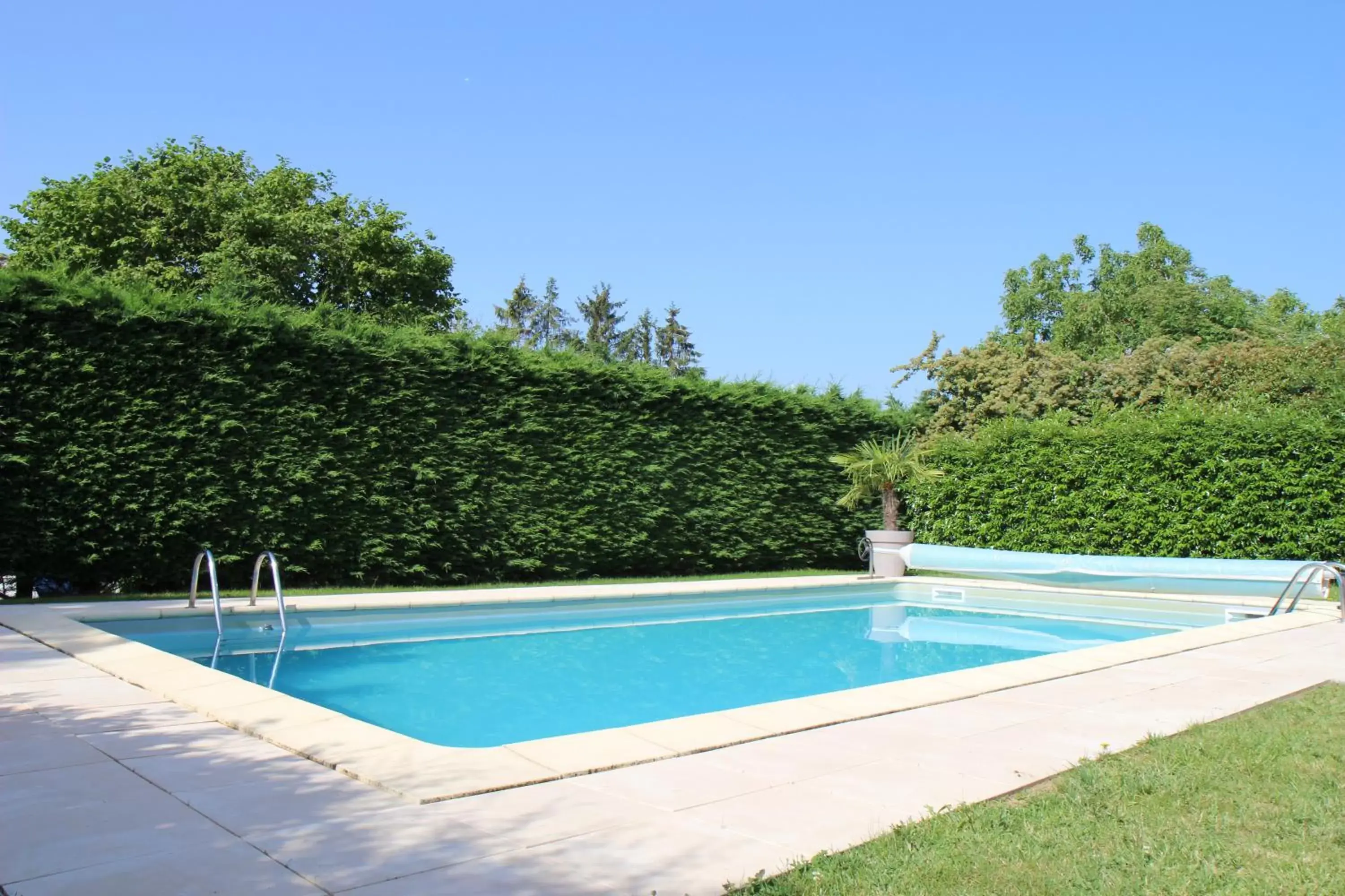 Swimming Pool in Hôtel Le Clos Badan