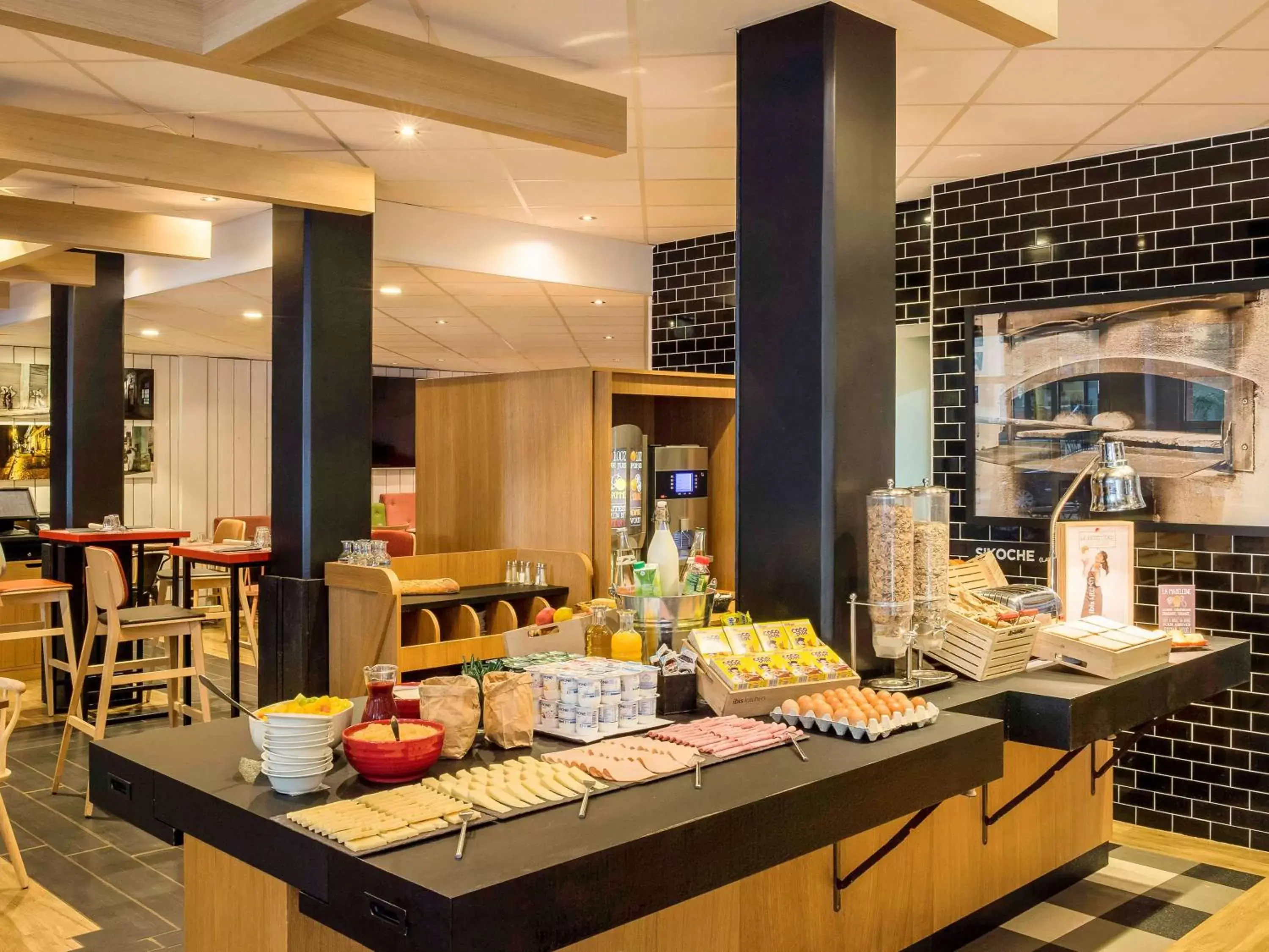 Restaurant/Places to Eat in ibis Lille Roubaix Centre Grand-Place